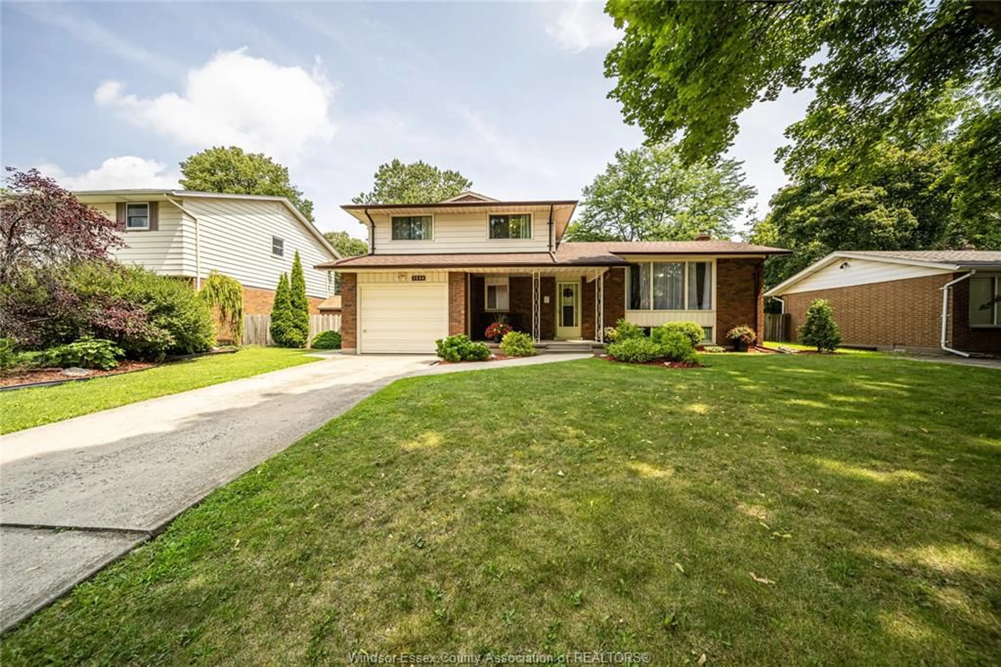 Frontside or backside of a home, the street view for 3240 ST. PATRICK'S DR, Windsor Ontario N92 3H3