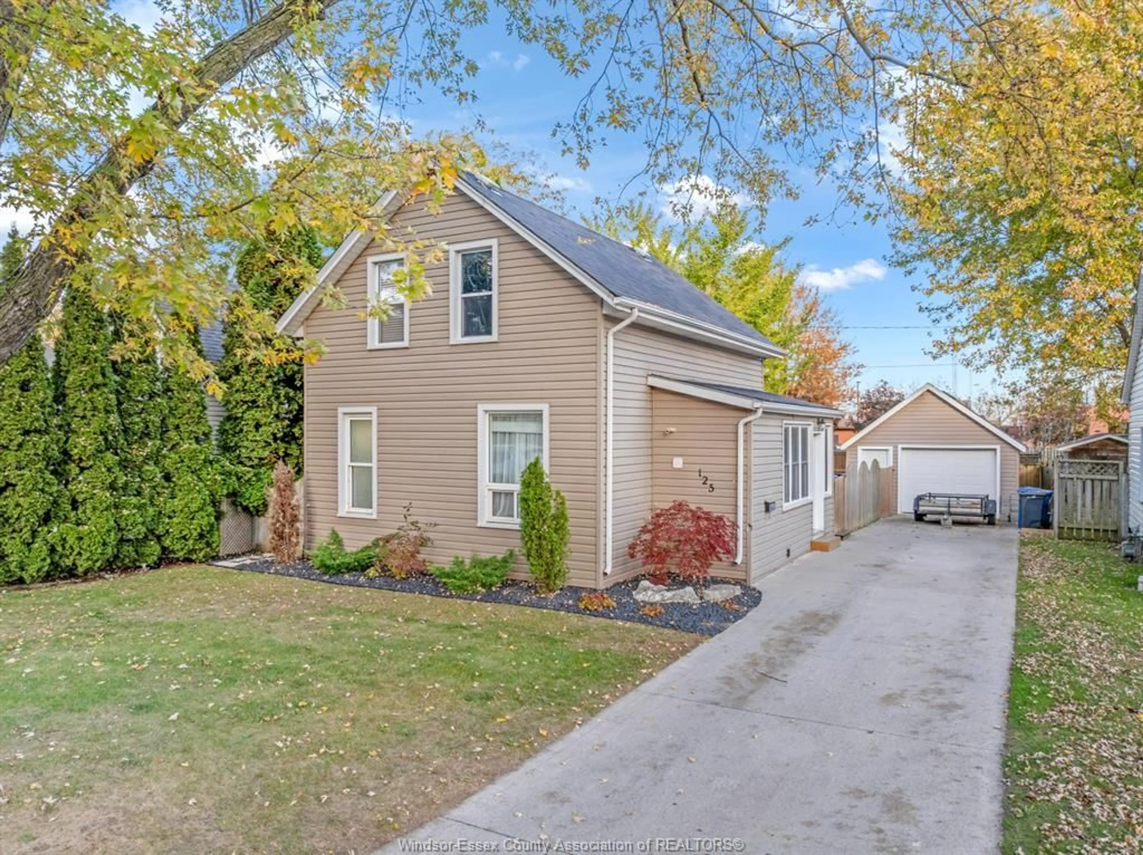 Frontside or backside of a home, the street view for 125 QUEENS Ave, Leamington Ontario N8H 3H3