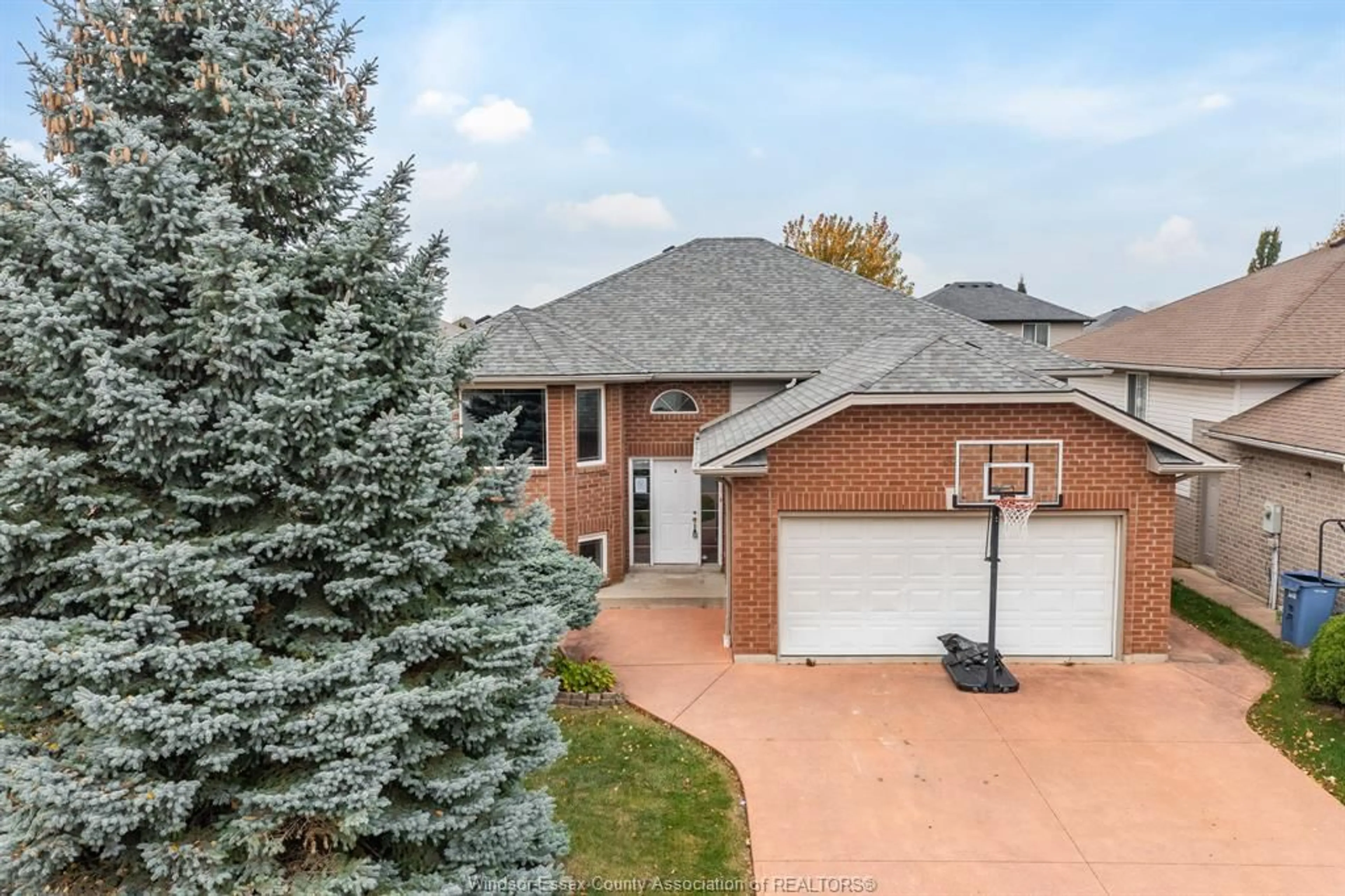 Frontside or backside of a home, the street view for 1547 CLOVER Rd, Windsor Ontario N8P 1R1