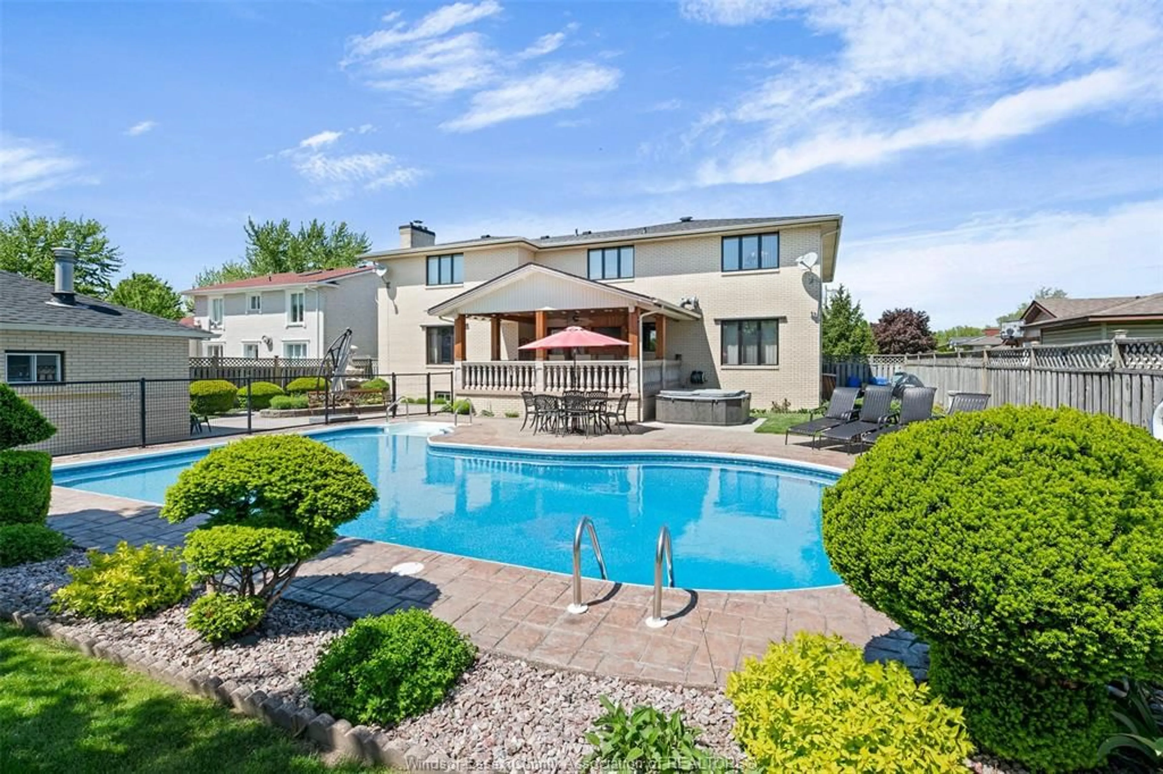 Indoor or outdoor pool for 593 DORSET, Tecumseh Ontario N8N 3L1