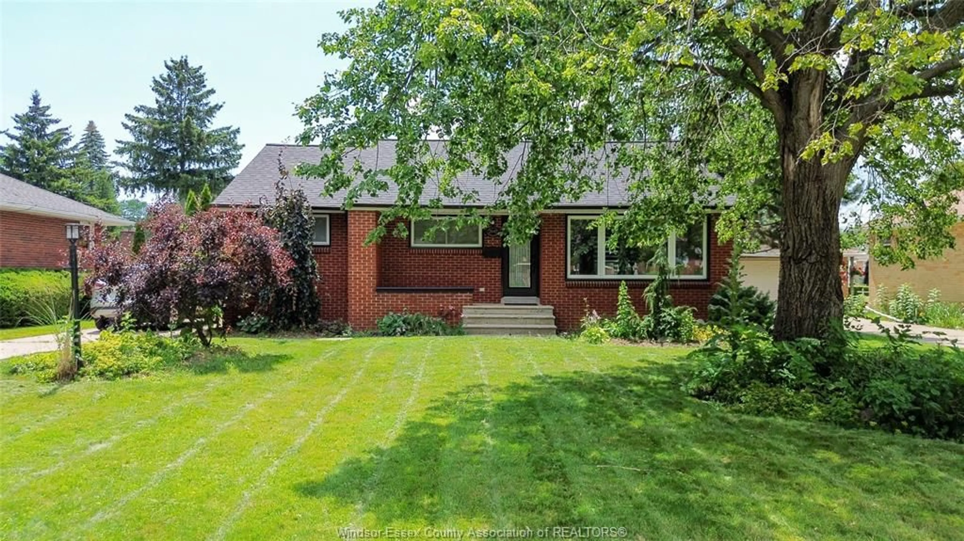 Home with brick exterior material for 2845 VIRGINIA PARK, Windsor Ontario N9E 2B8