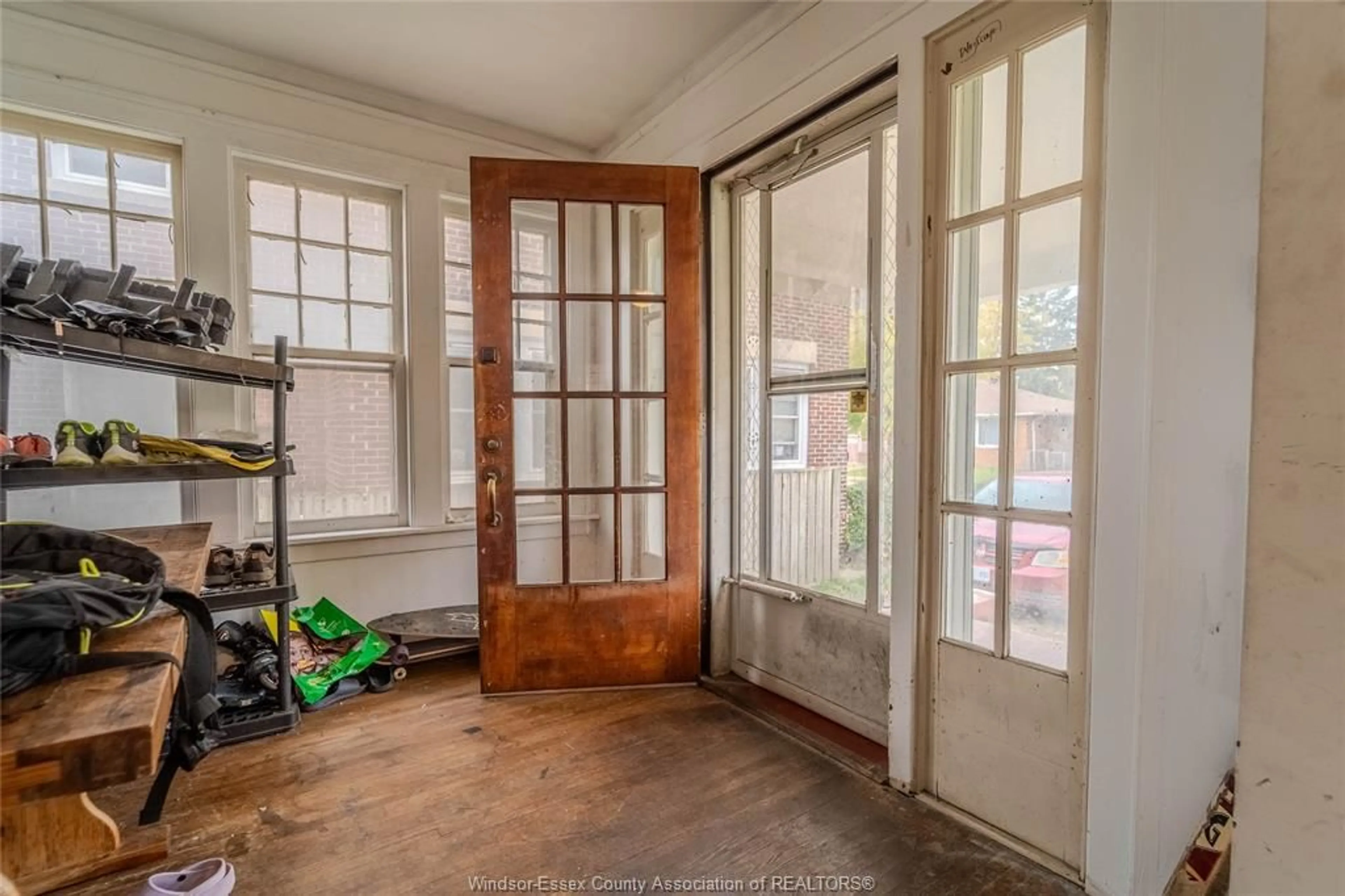 Indoor entryway, wood floors for 372 ROSEDALE, Windsor Ontario N9C 2N2