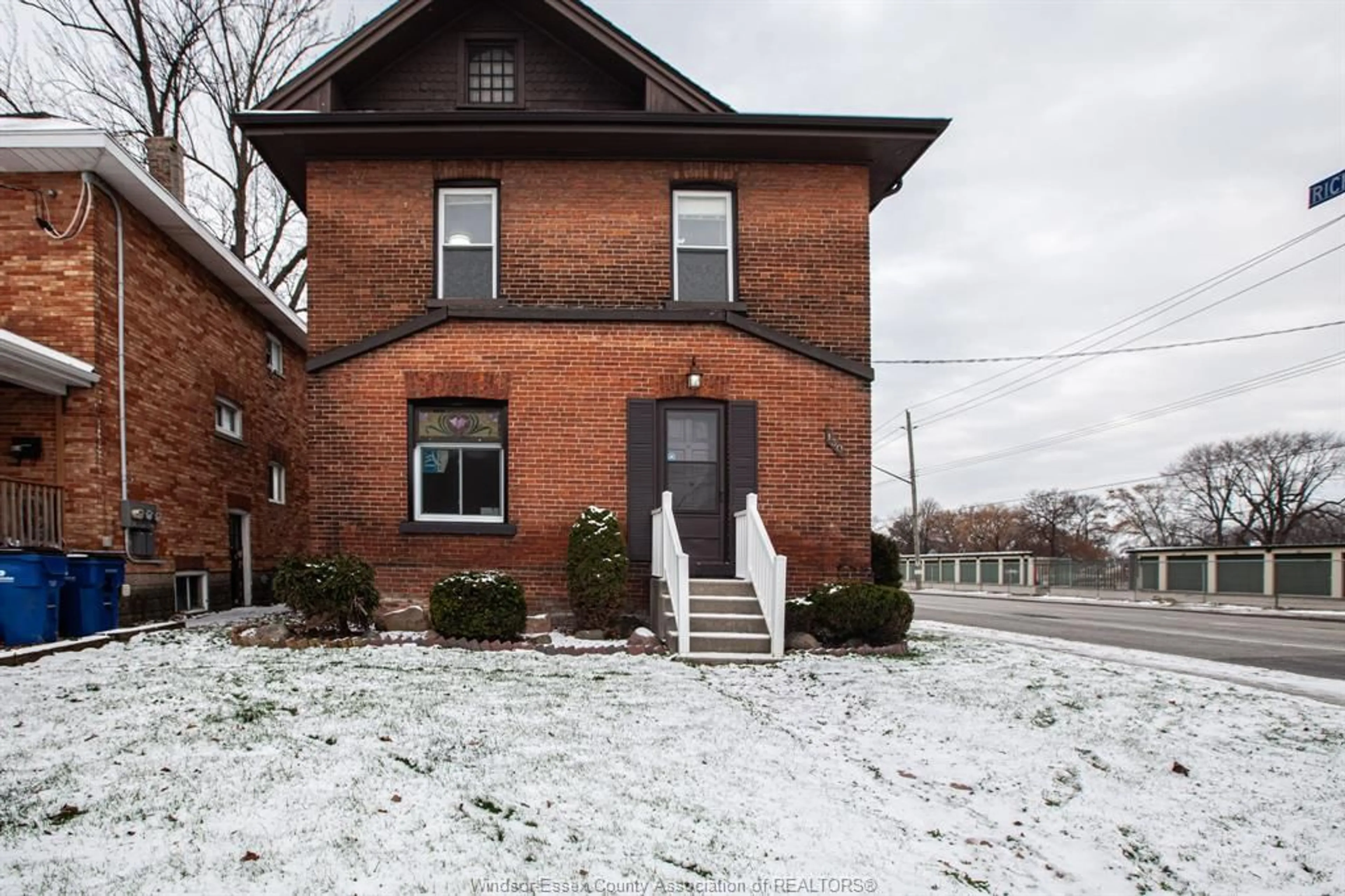 Frontside or backside of a home, the front or back of building for 130 RALEIGH St, Chatham Ontario N7M 2N3