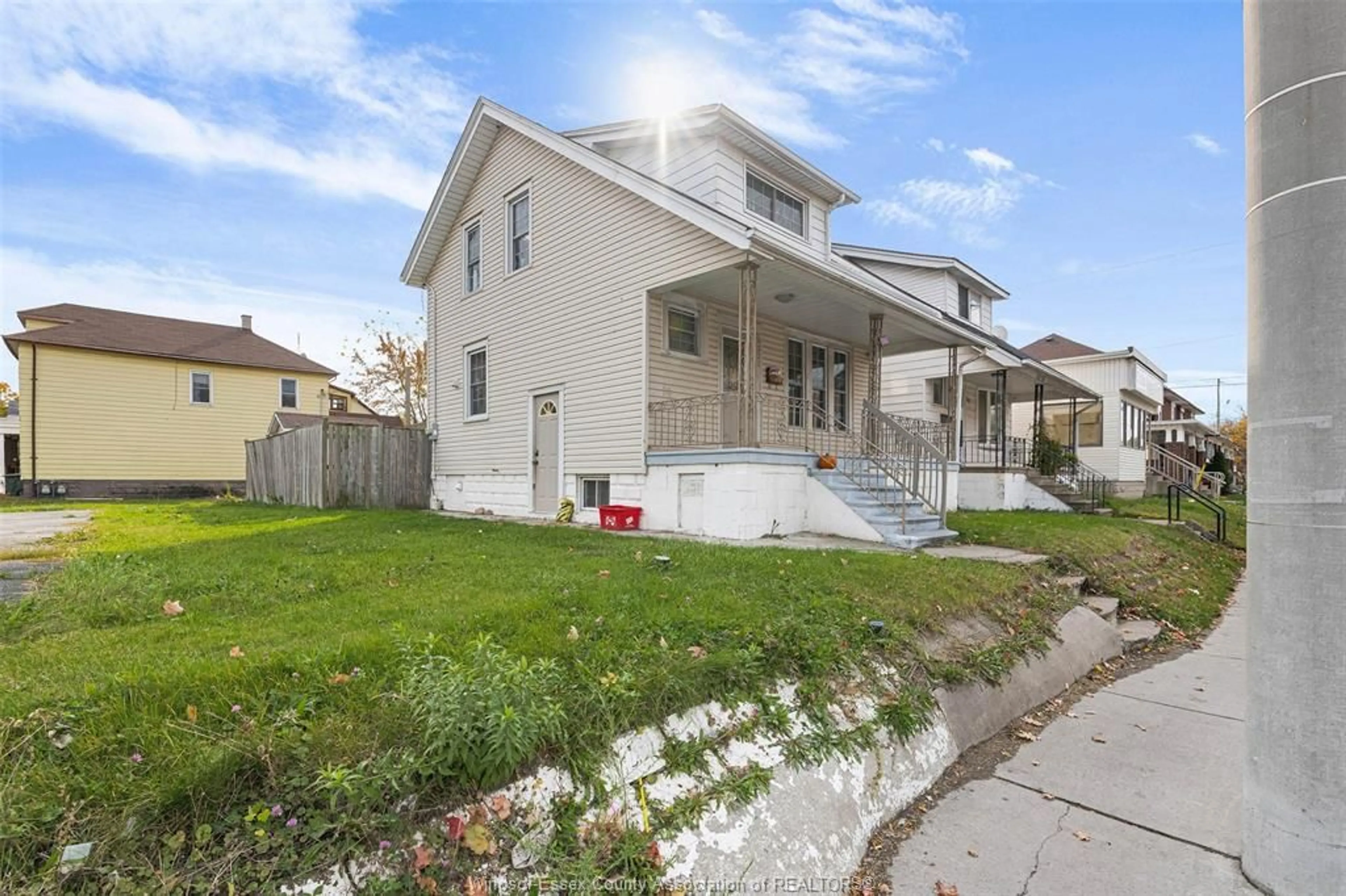 Frontside or backside of a home, the street view for 1321 WYANDOTTE Street, Windsor Ontario N9B 1H3