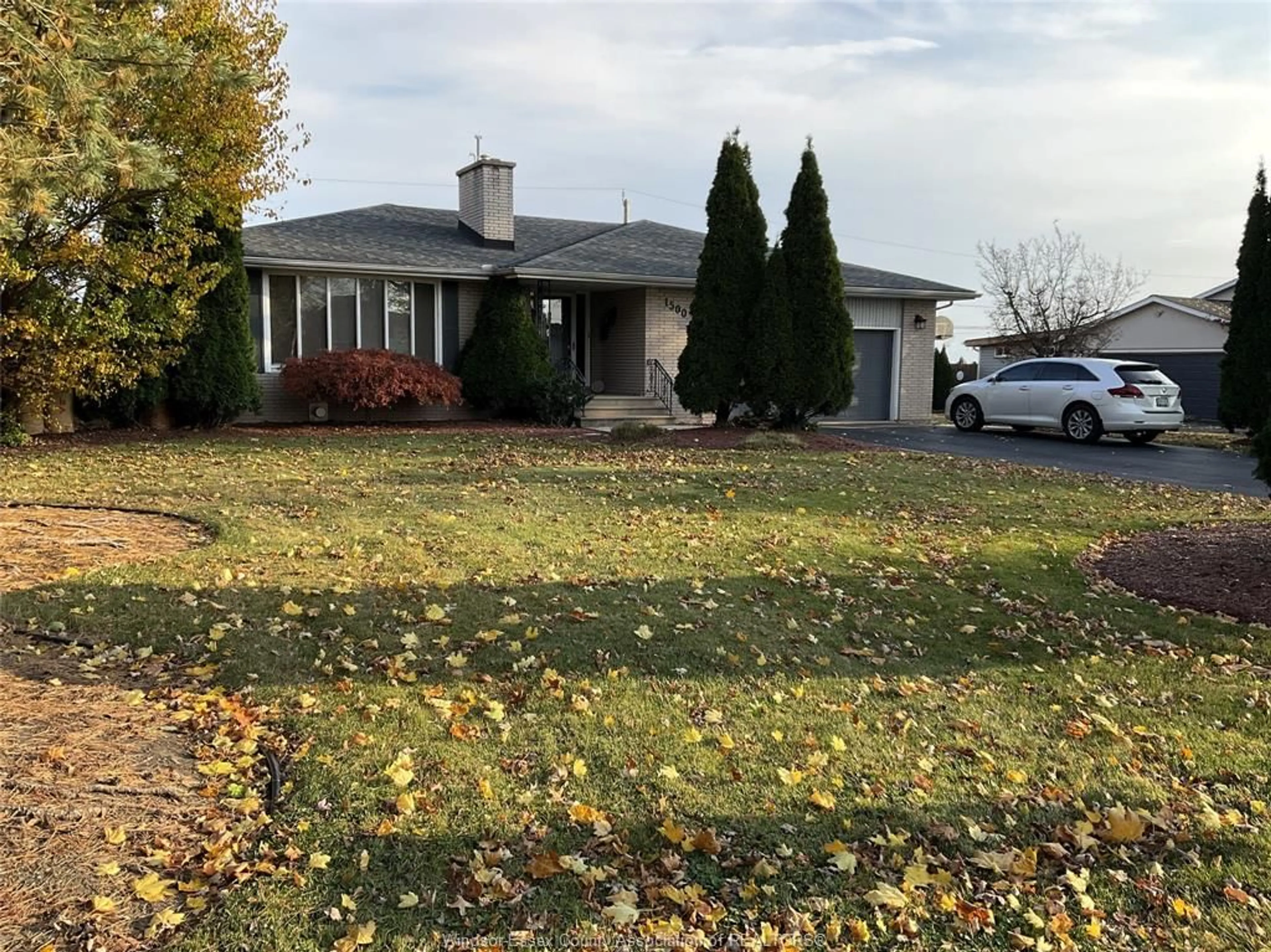 Frontside or backside of a home, the street view for 1500 GOLFVIEW Dr, LaSalle Ontario N9J 1Y9