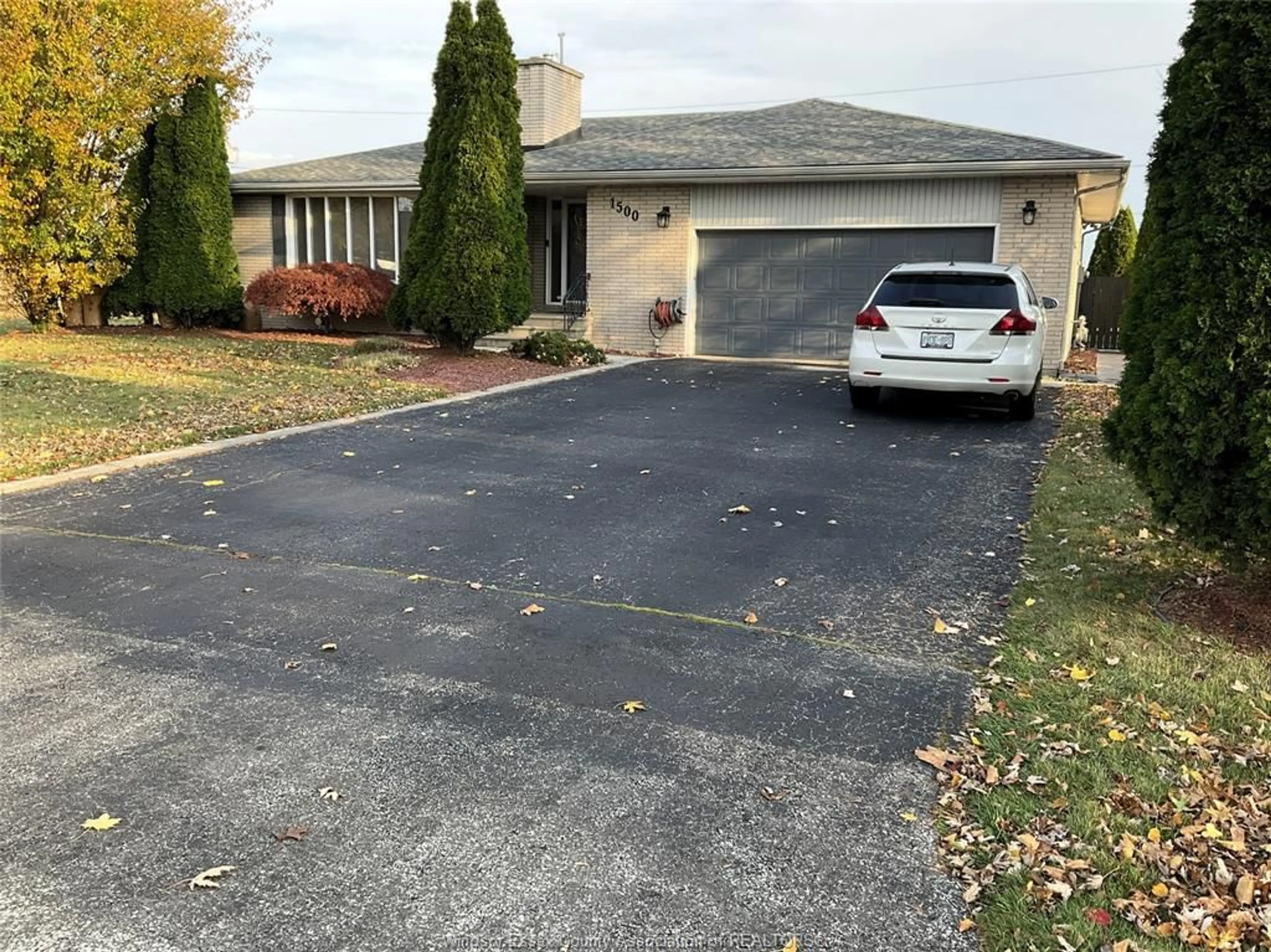 Frontside or backside of a home, the street view for 1500 GOLFVIEW Dr, LaSalle Ontario N9J 1Y9