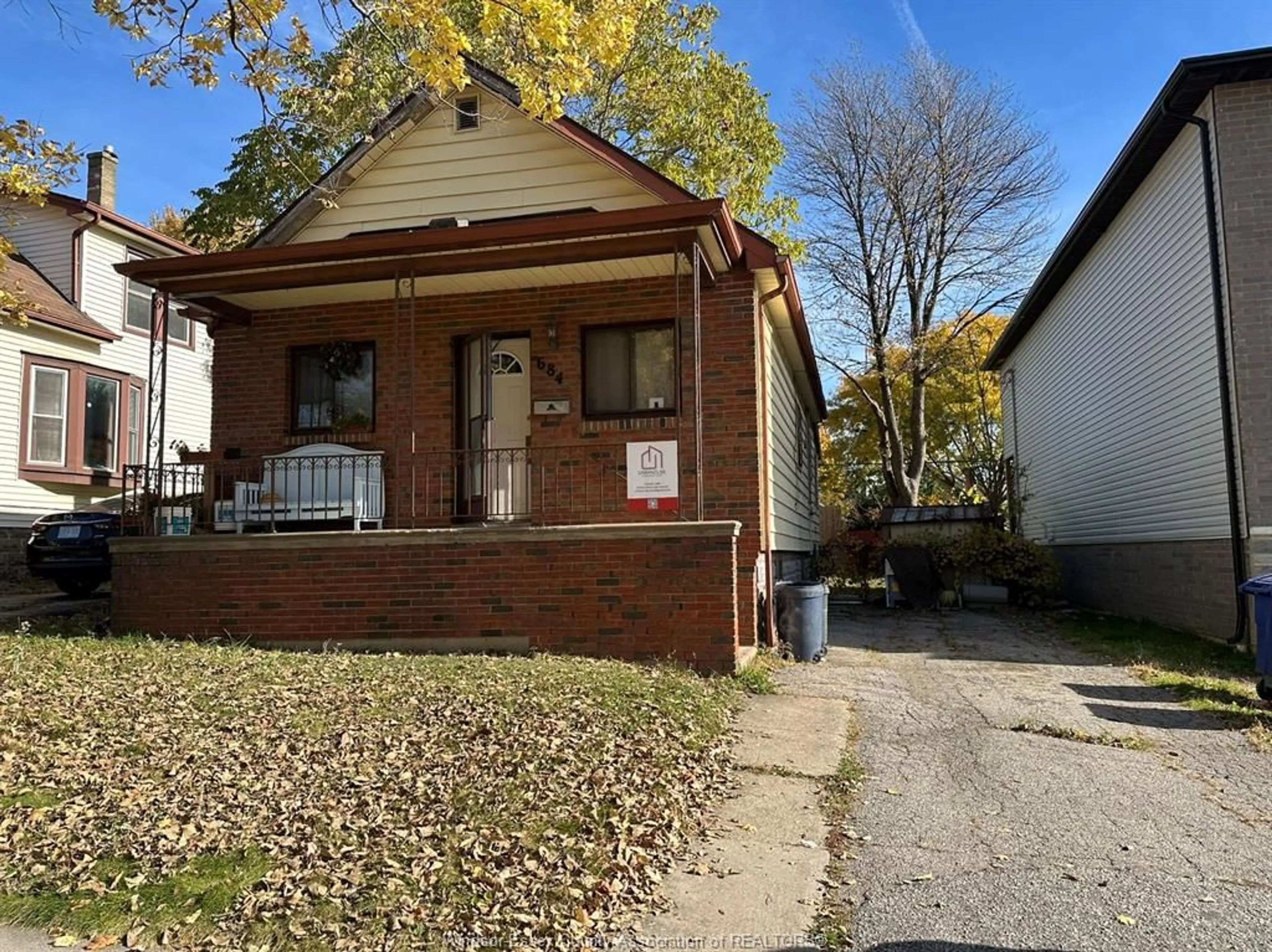 Frontside or backside of a home, cottage for 684 BRIDGE Ave, Windsor Ontario N9B 2M6