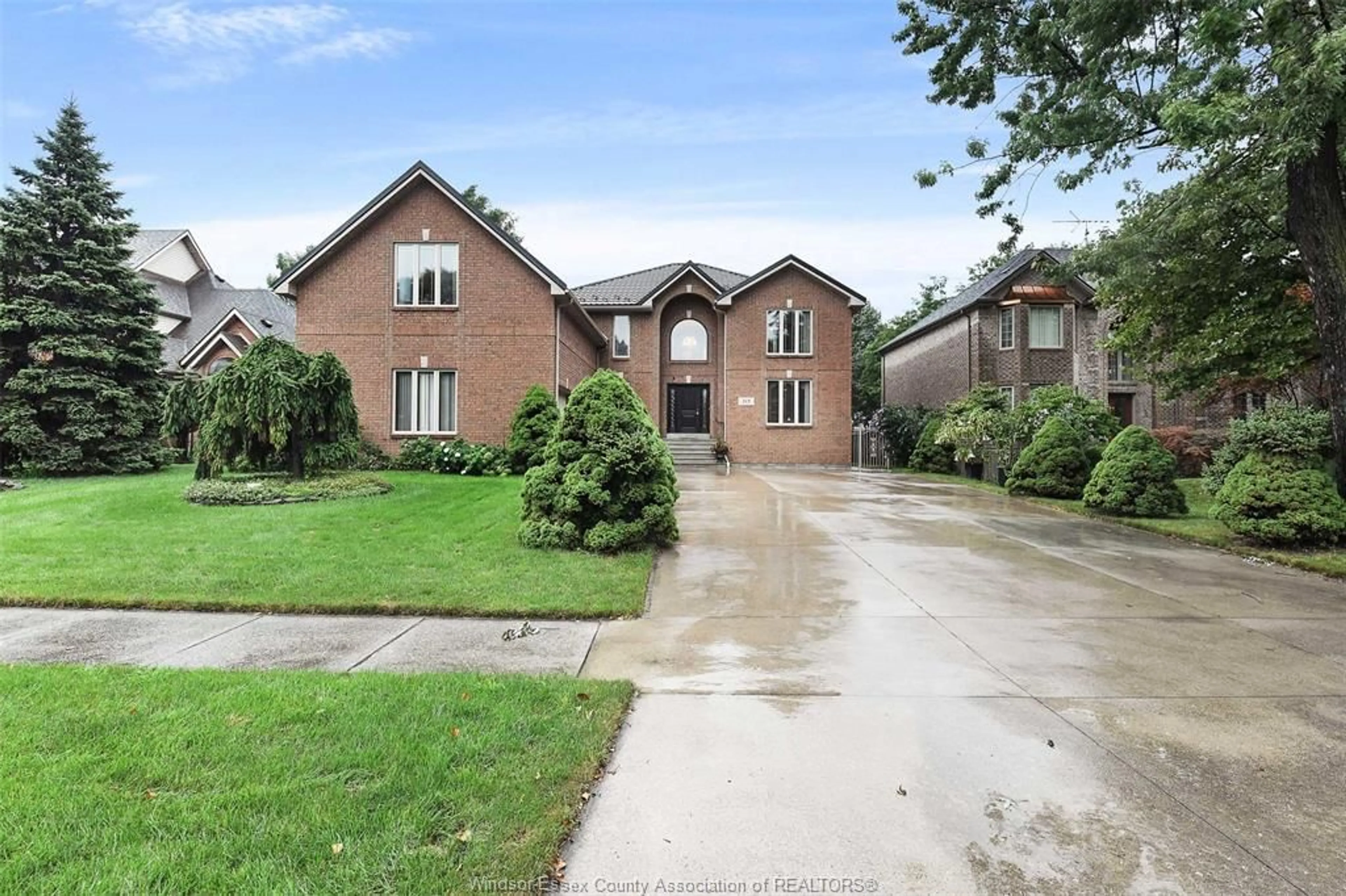 Frontside or backside of a home, the street view for 315 MAJESTIC Dr, Tecumseh Ontario N8N 4K9