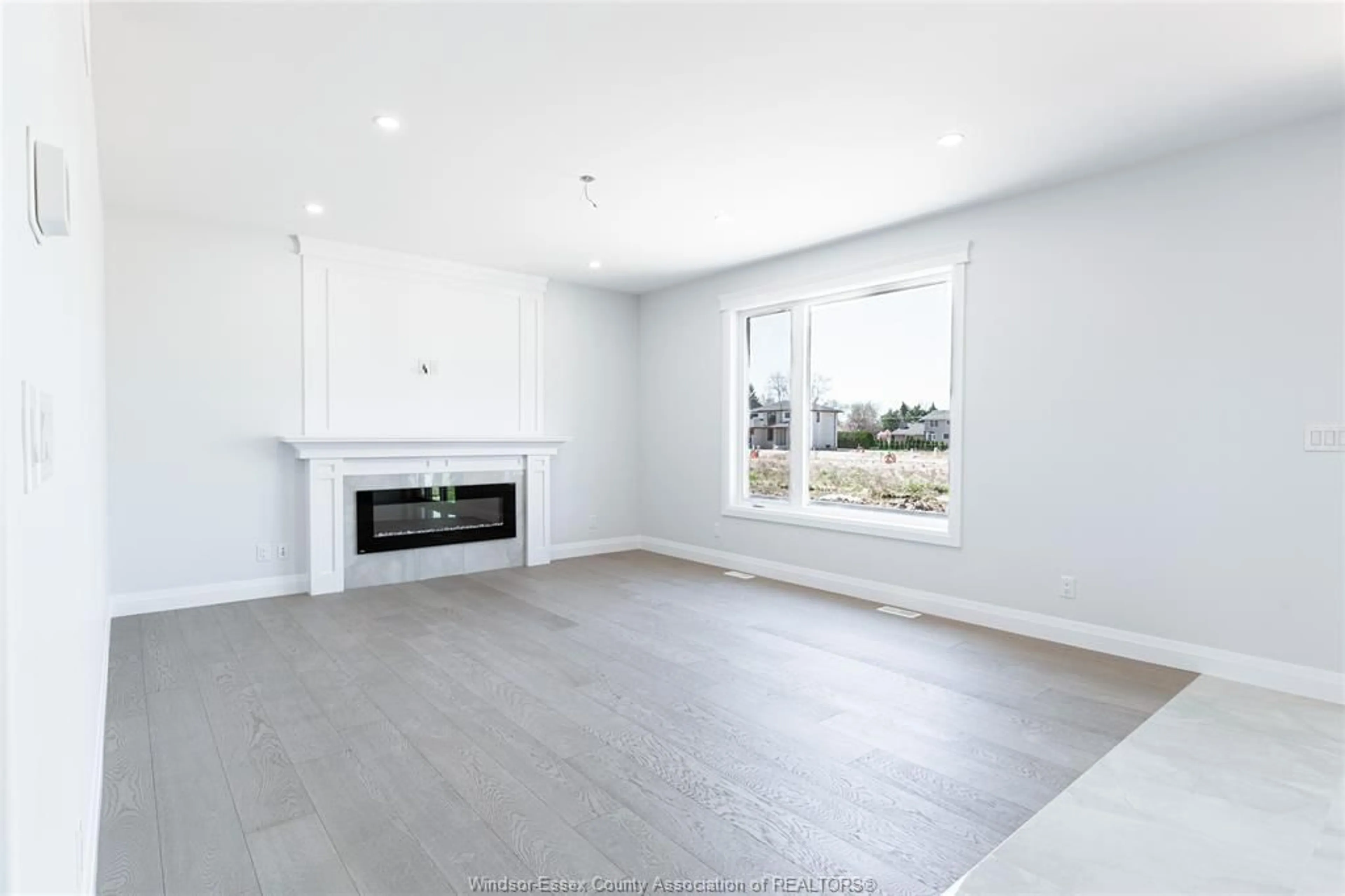 Living room, wood floors for 2435 ROXBOROUGH, Windsor Ontario N9E 2Z7