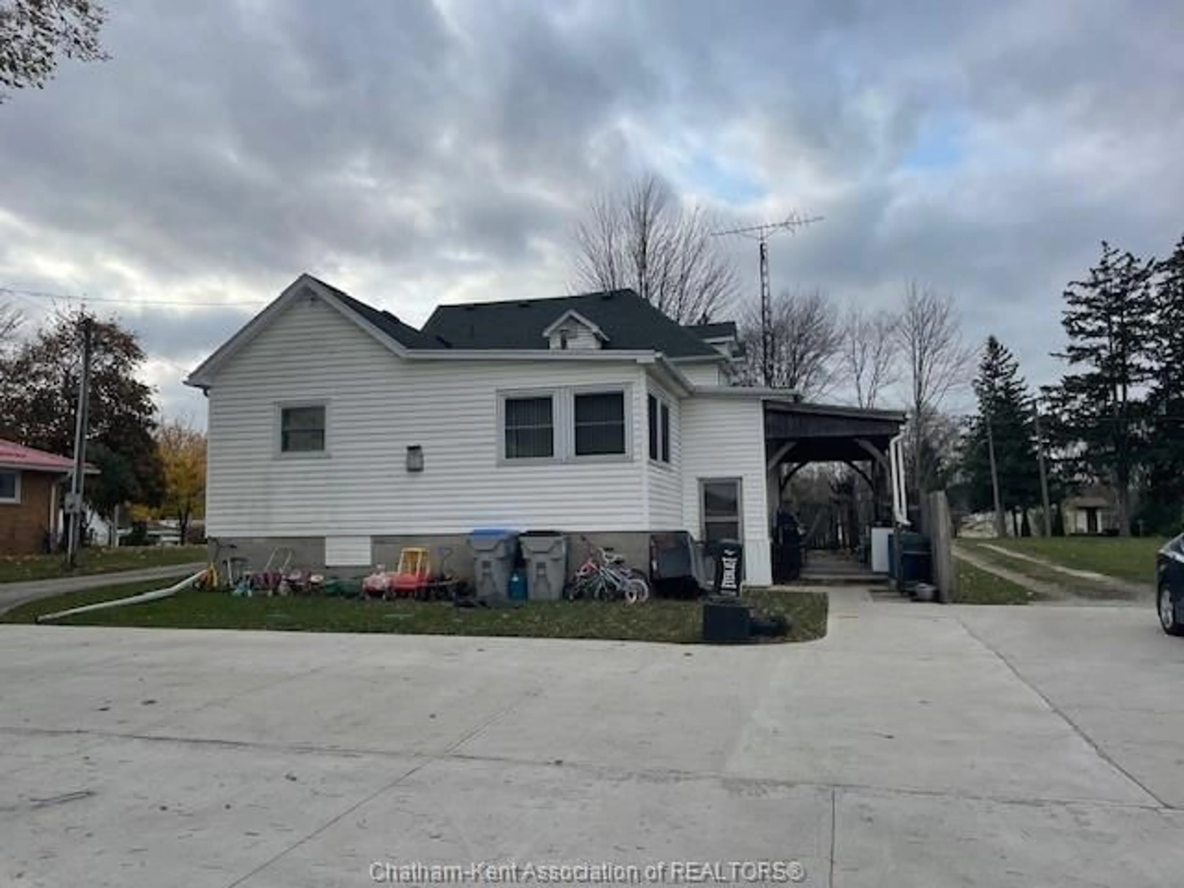 Frontside or backside of a home, the front or back of building for 548 FLORENCE Rd, Dawn-Euphemia Ontario N0P1R0