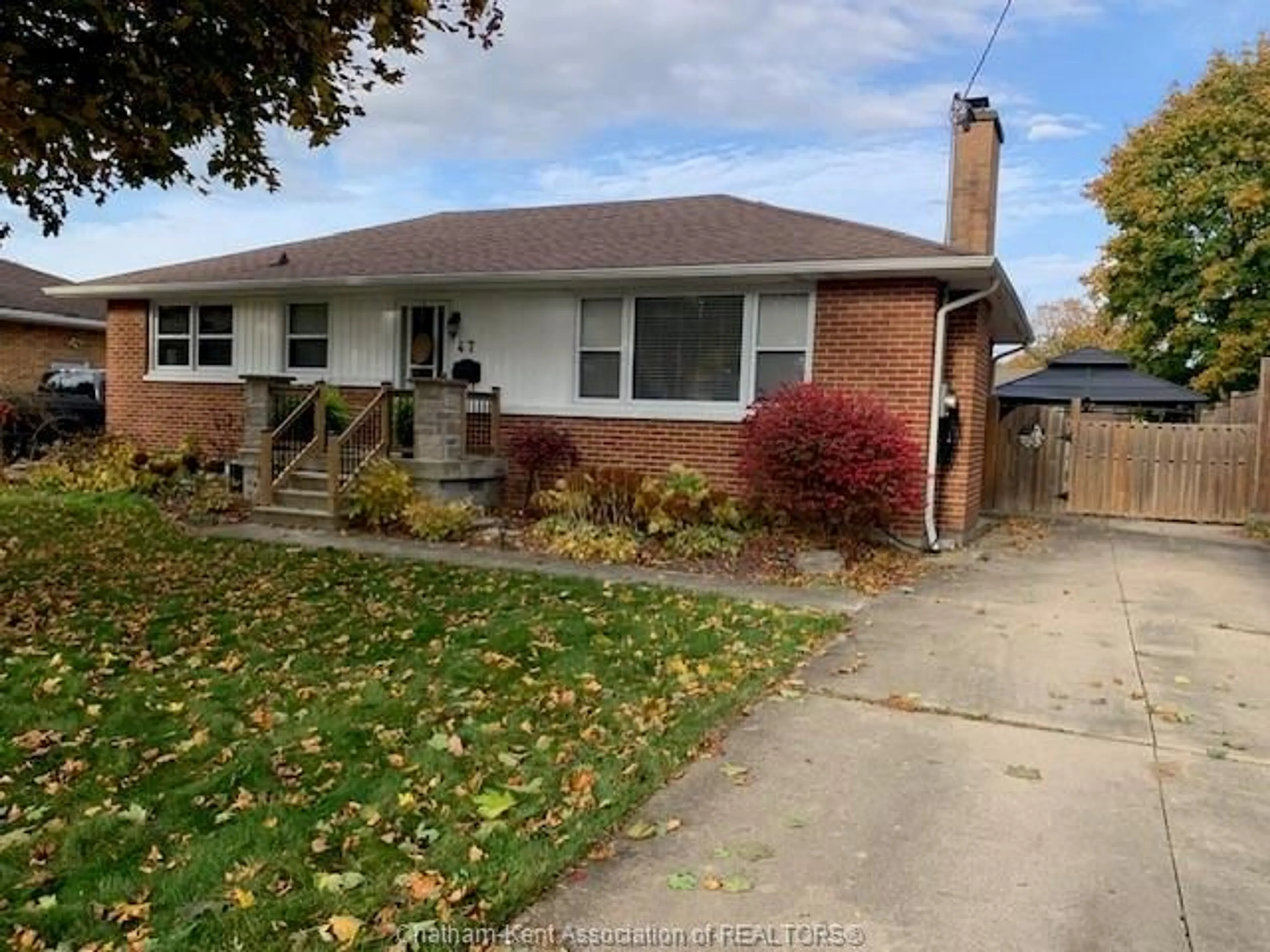 Frontside or backside of a home, the street view for 47 WINDSOR Dr, Chatham Ontario N7M 2E9