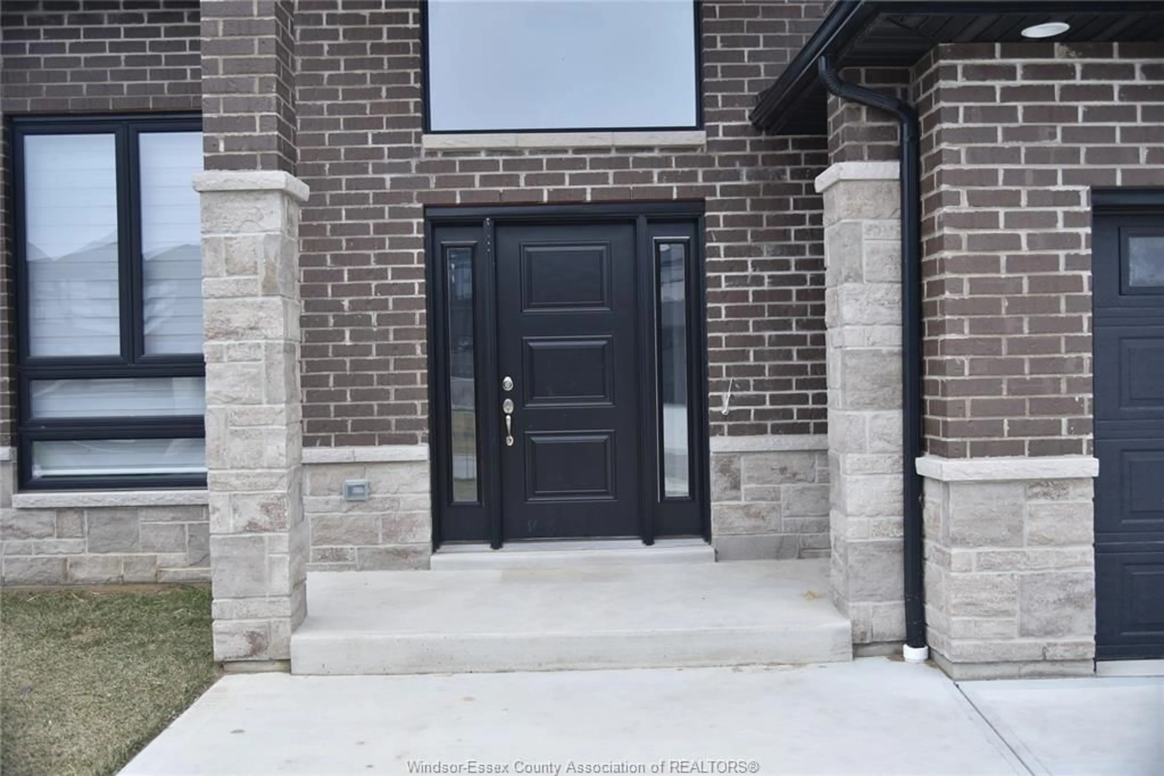 Indoor entryway, cement floor for 409 THOMPSON Ave, Amherstburg Ontario N9B 0G8