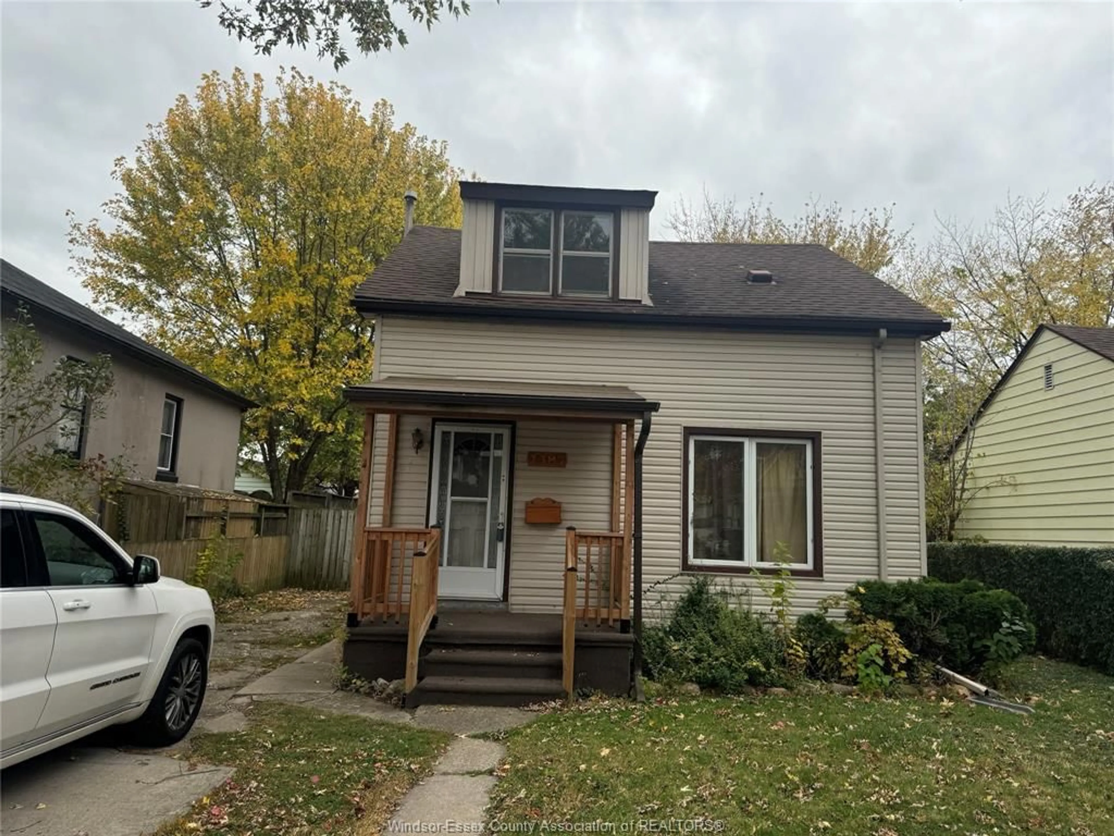 Frontside or backside of a home, cottage for 1387 HICKORY, Windsor Ontario N8Y 3S8