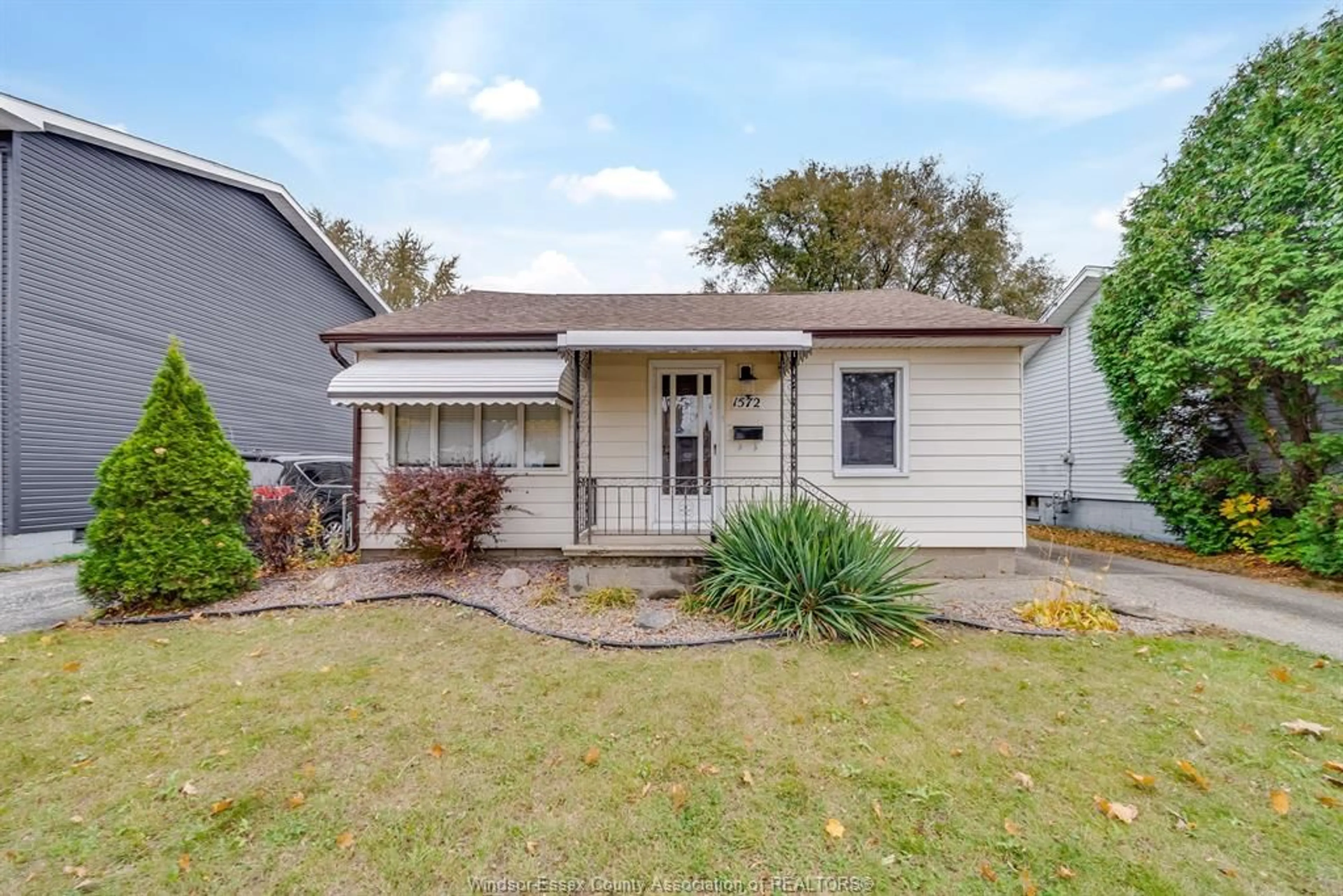 Frontside or backside of a home, the fenced backyard for 1572 WESTCOTT Rd, Windsor Ontario N8Y 4C8