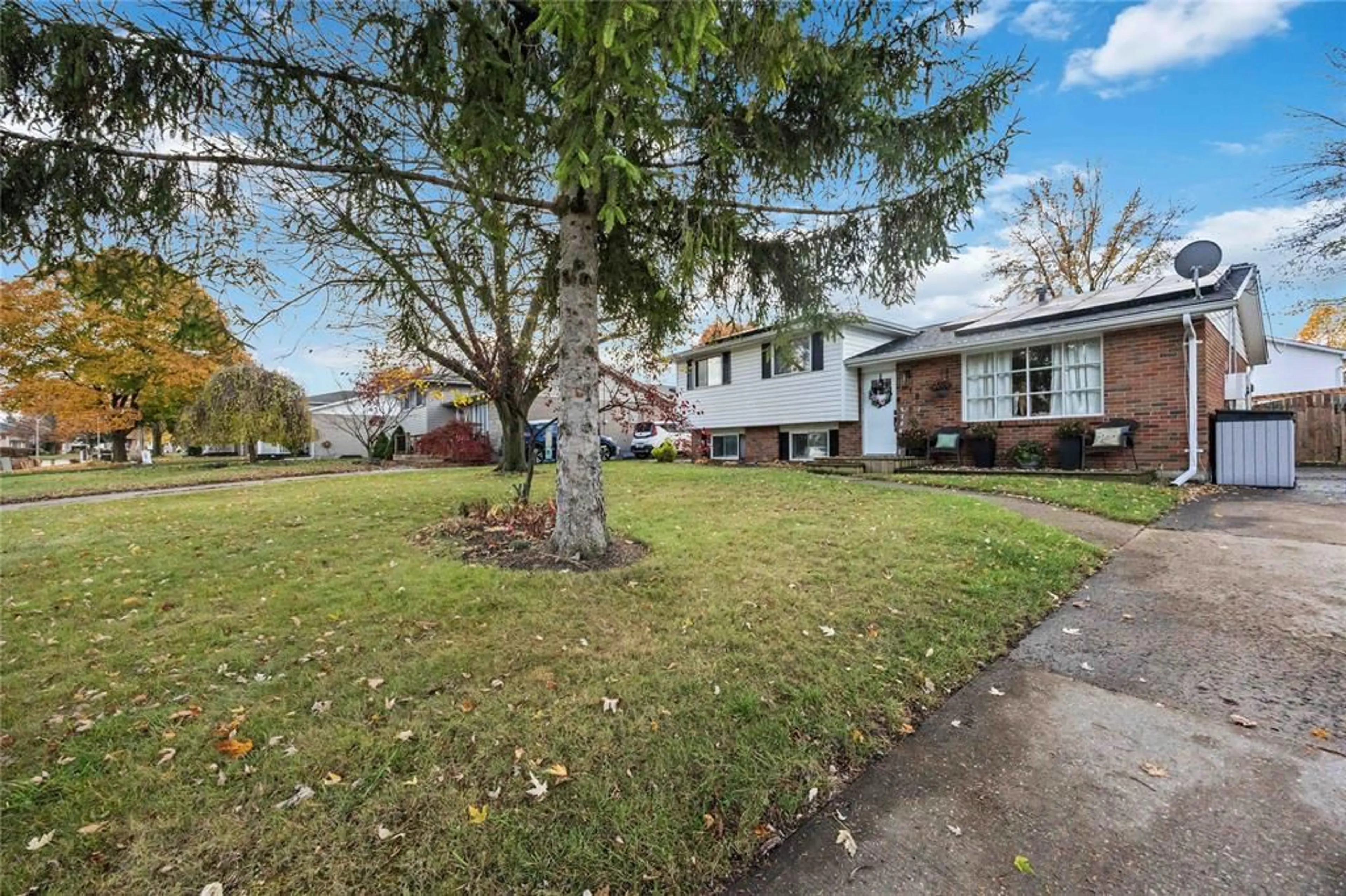 A pic from exterior of the house or condo, the street view for 618 ALBERT Blvd, St Clair Ontario N0N1G0