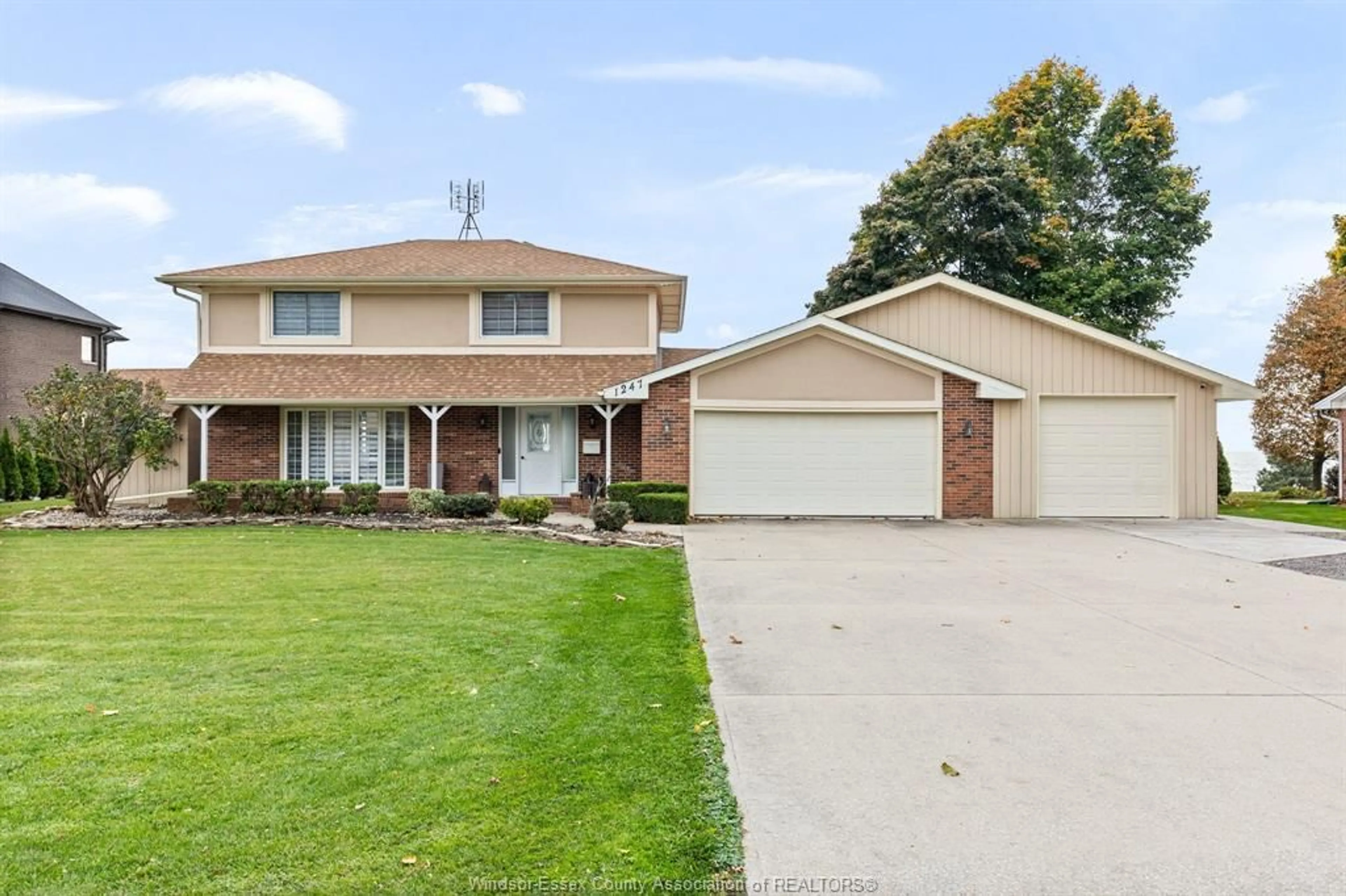 Frontside or backside of a home, the street view for 1247 OXFORD, Kingsville Ontario N9Y 2S8