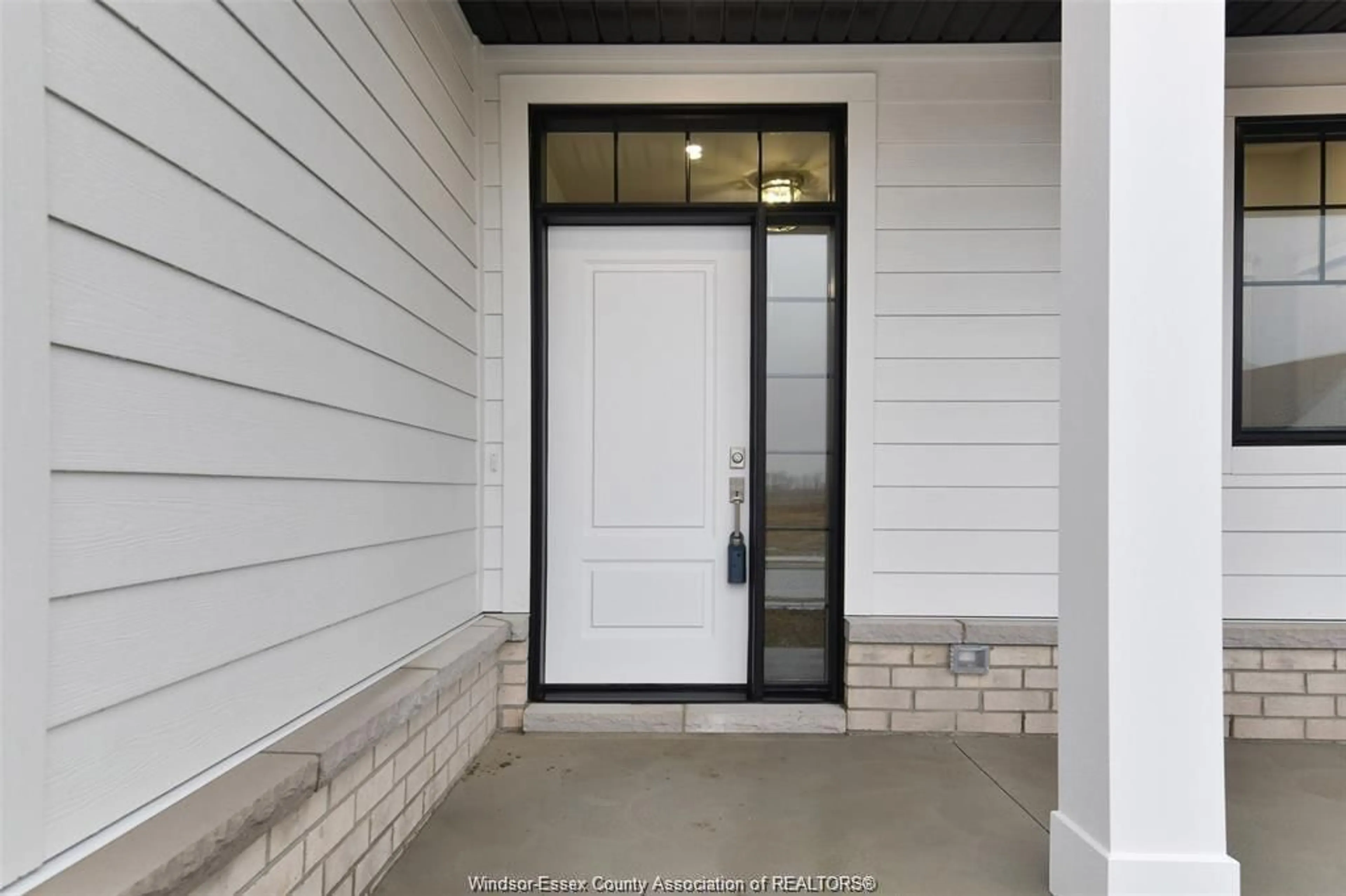 Indoor entryway, cement floor for 51 BELLEVIEW, Kingsville Ontario N0R 1B0