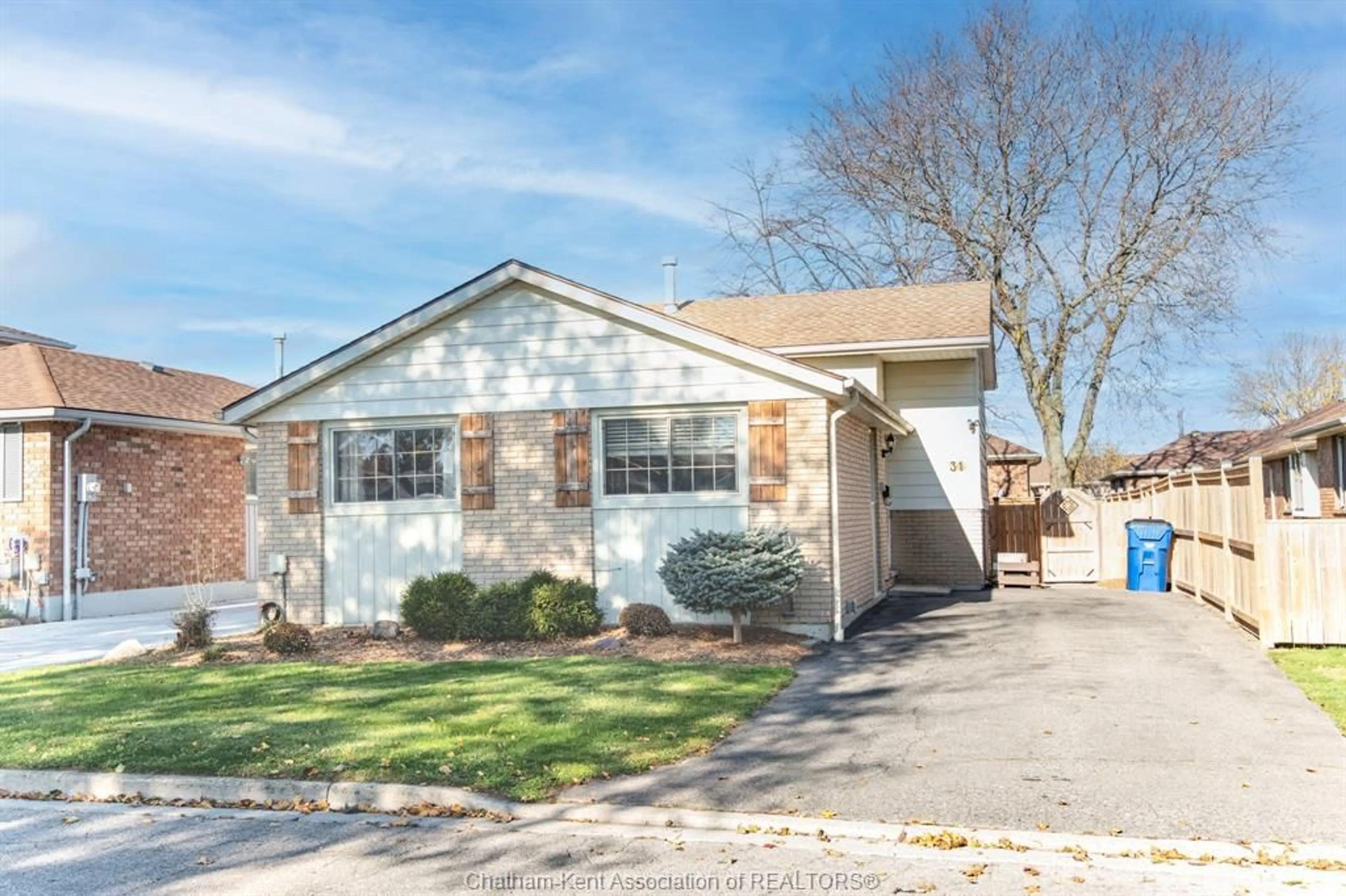 Frontside or backside of a home, cottage for 31 EARL Dr, Chatham Ontario N7M5Y7