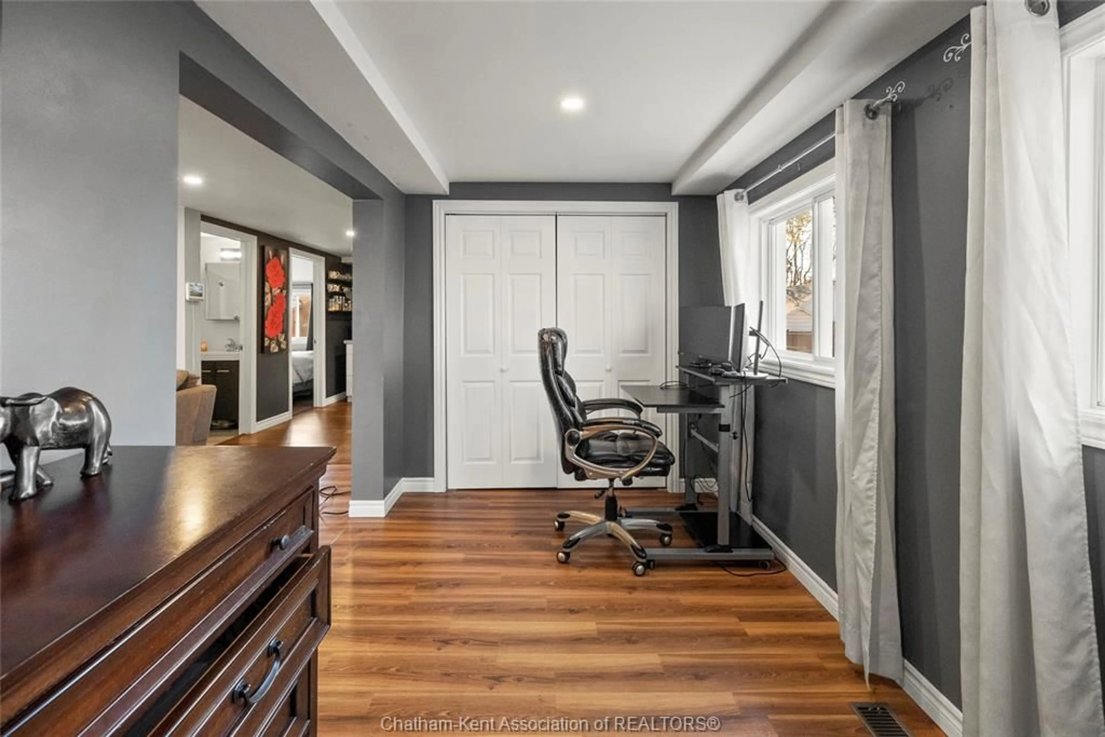 Indoor foyer, wood floors for 326 Wallace St, Wallaceburg Ontario N8A 1M4