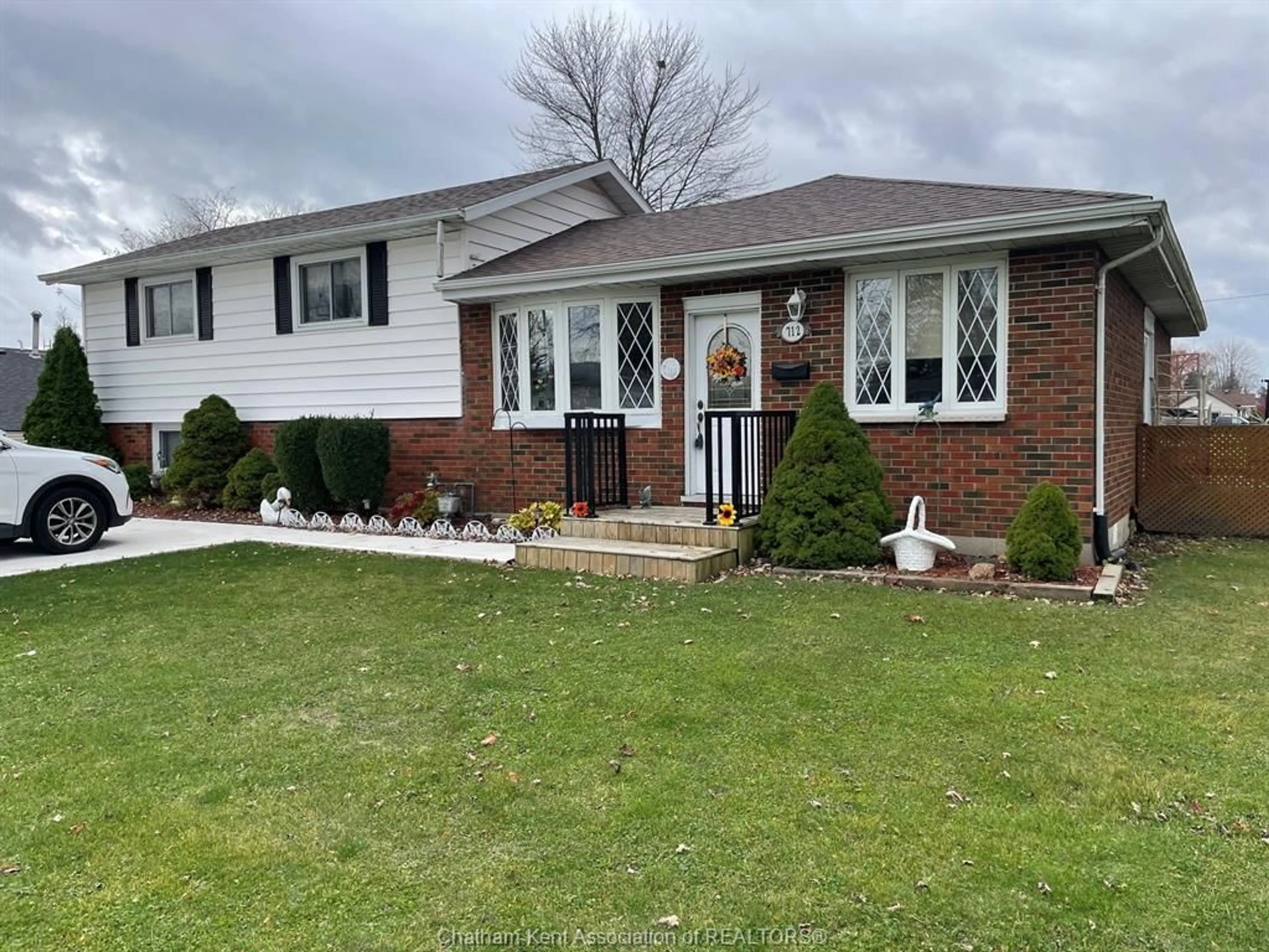 Home with brick exterior material for 712 Albert St, Wallaceburg Ontario N8A 1Y9