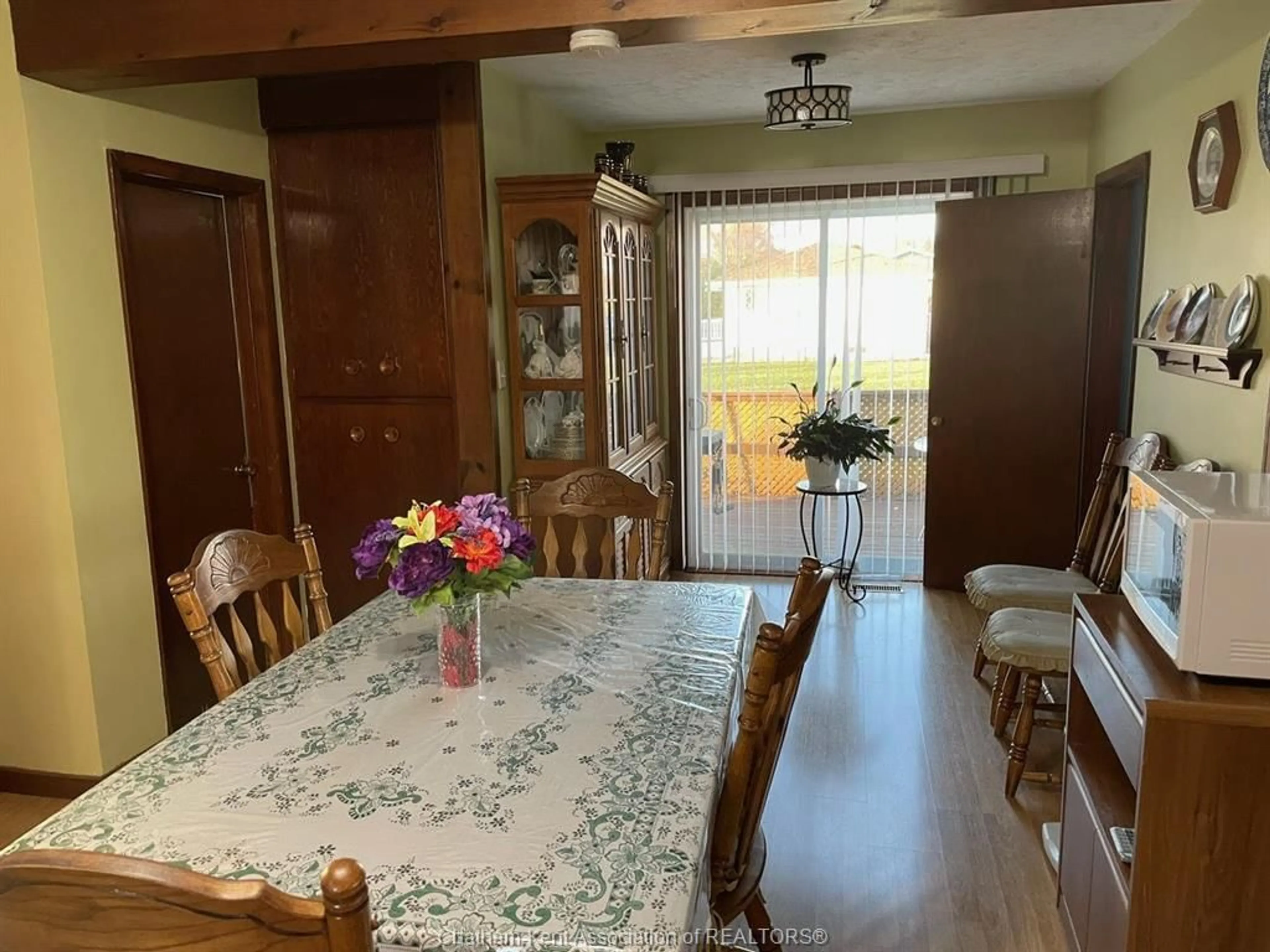 Dining room, wood floors, cottage for 712 Albert St, Wallaceburg Ontario N8A 1Y9