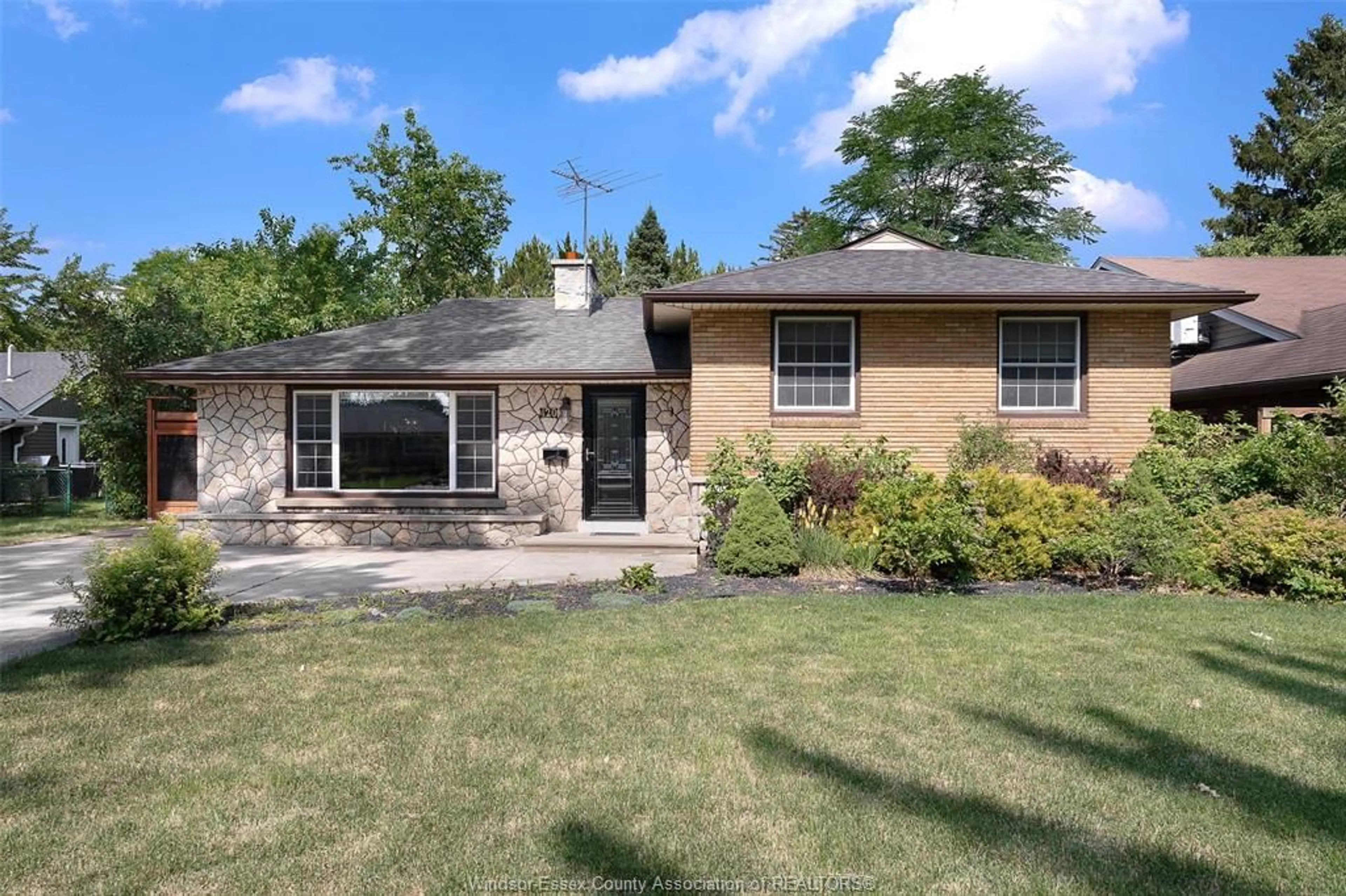 Frontside or backside of a home, cottage for 420 EASTLAWN, Windsor Ontario N8S 3H4