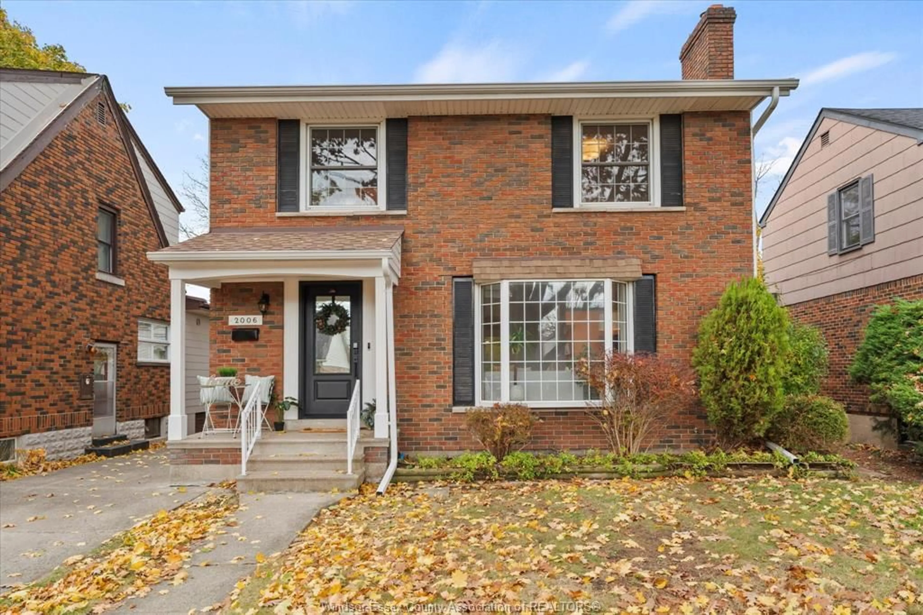 Home with brick exterior material for 2006 Amiens Ave, Windsor Ontario N82 1T2