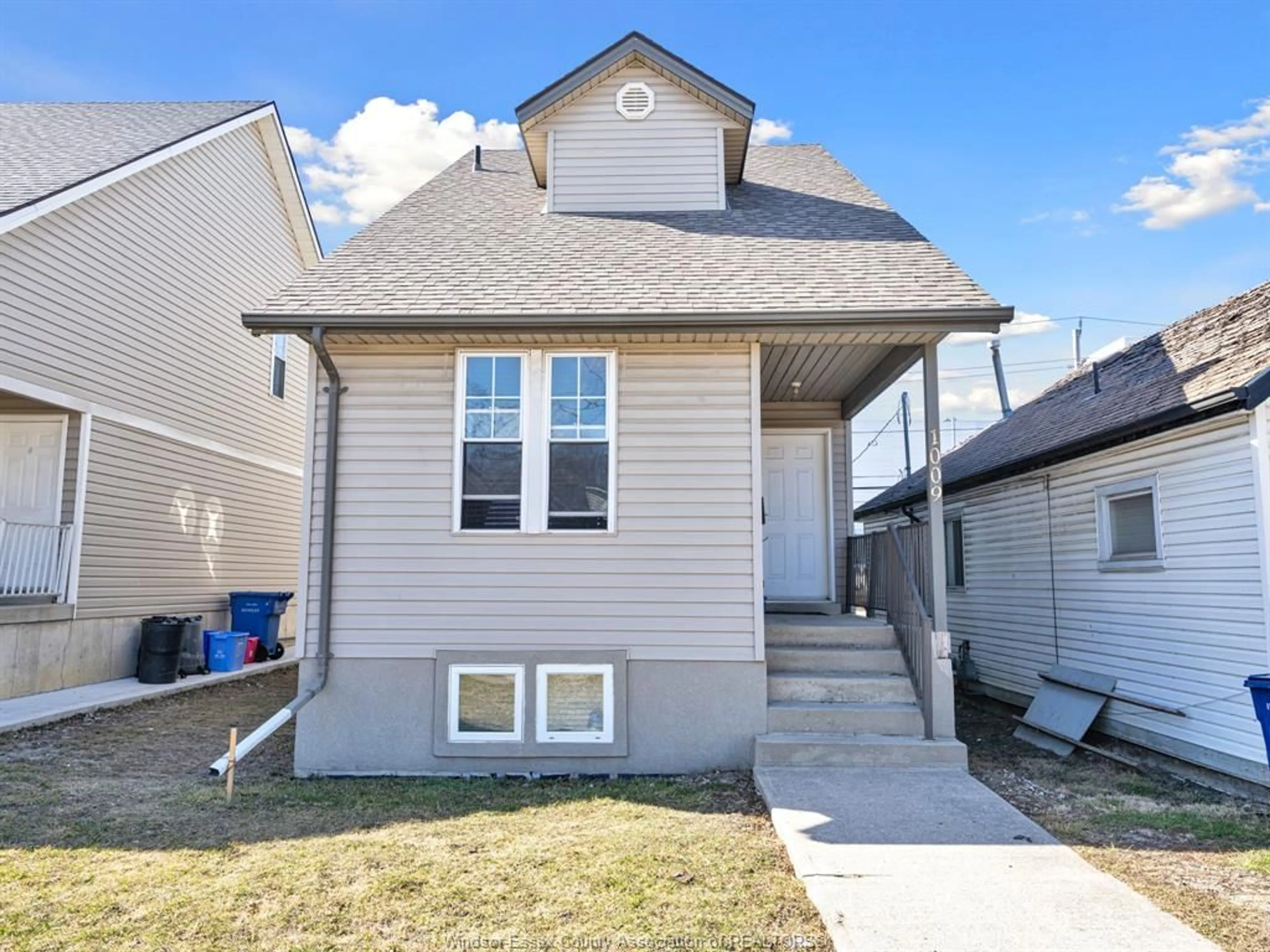 Frontside or backside of a home, cottage for 1009 CALIFORNIA Ave, Windsor Ontario N9B 2Z5