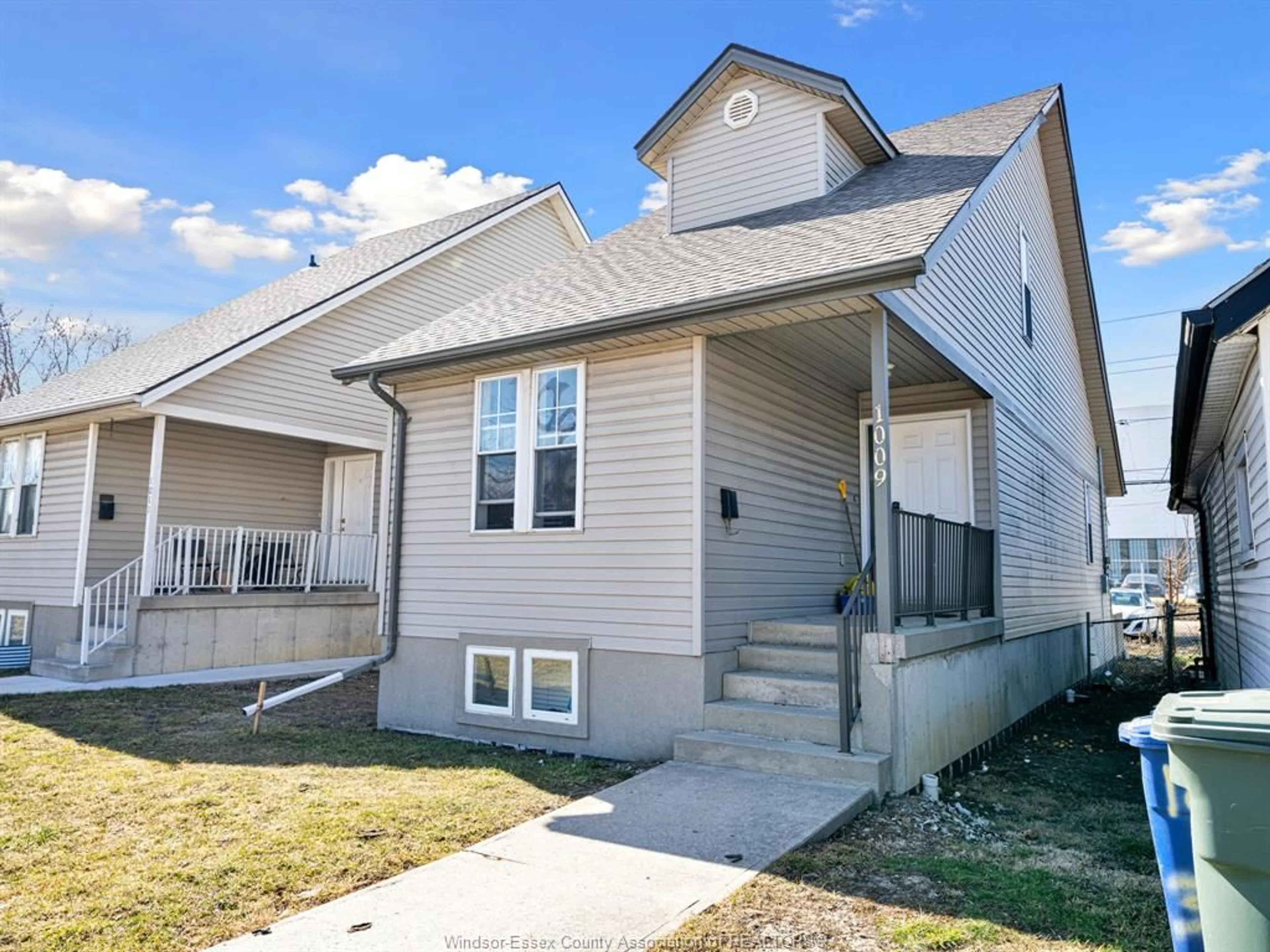 Frontside or backside of a home, the front or back of building for 1009 CALIFORNIA Ave, Windsor Ontario N9B 2Z5