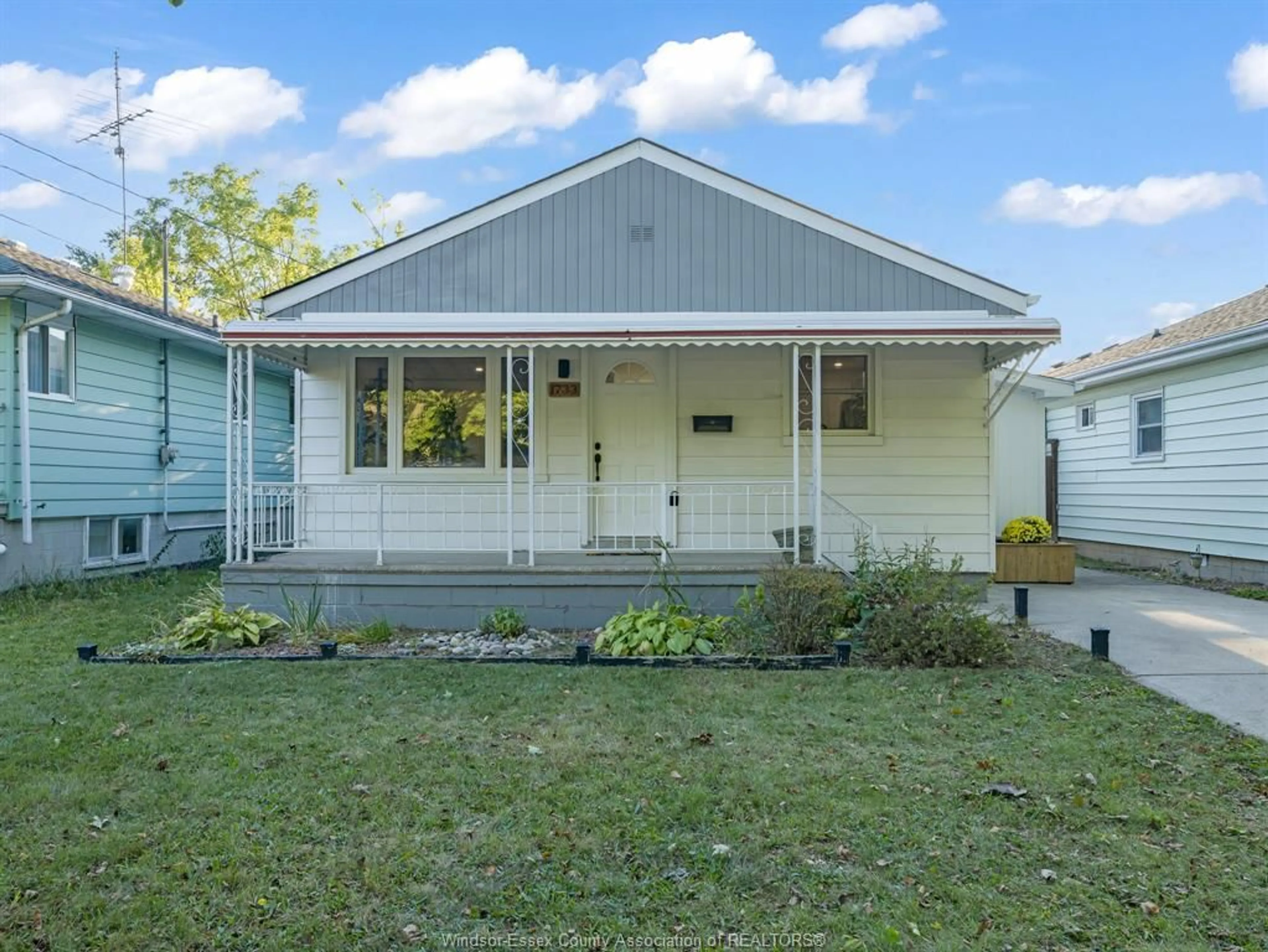 Frontside or backside of a home, cottage for 1733 GLENDALE Ave, Windsor Ontario N8T 2N1