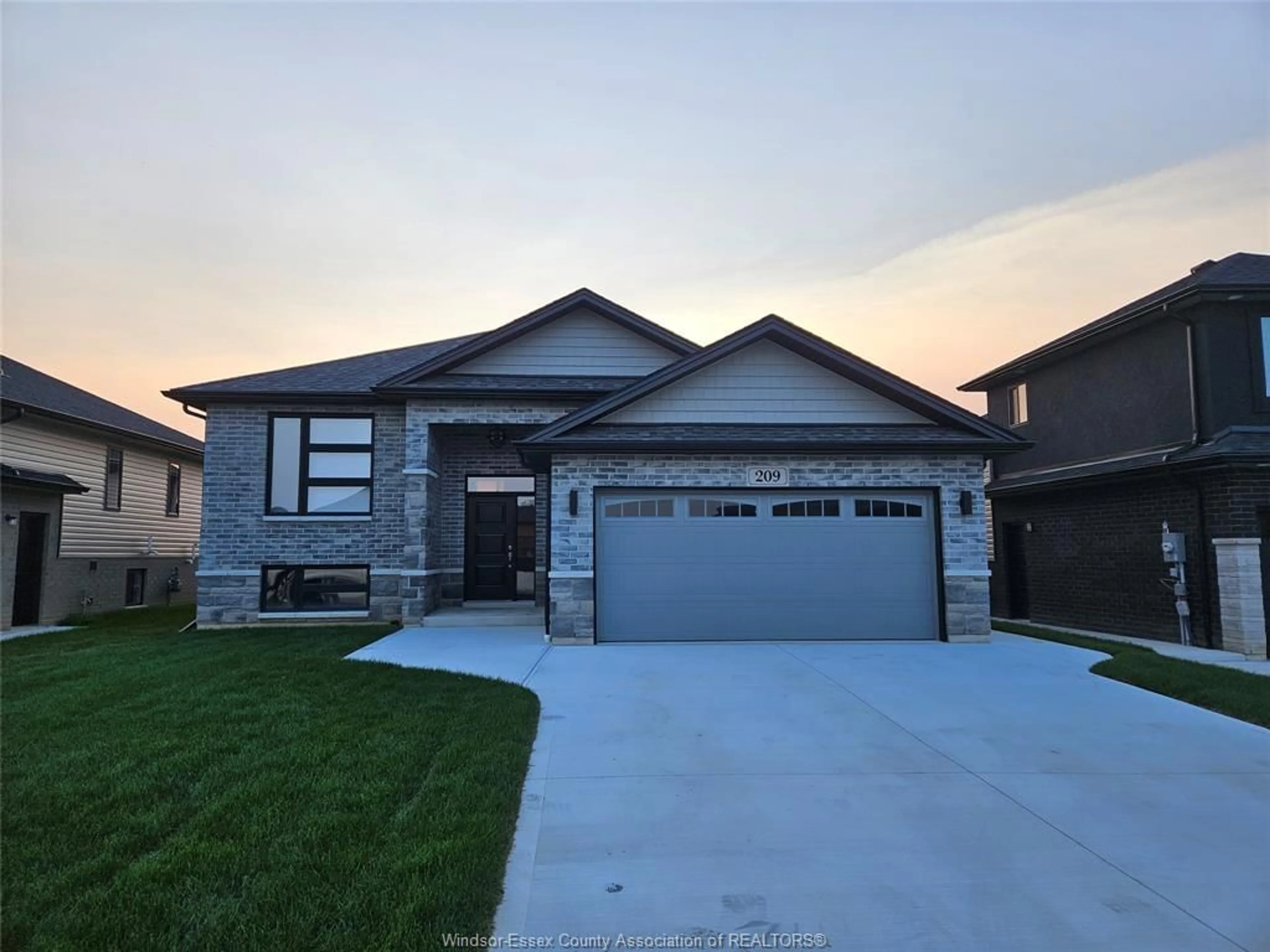 Frontside or backside of a home, the street view for 209 BARTLETT Rd, Amherstburg Ontario N9V 0G8