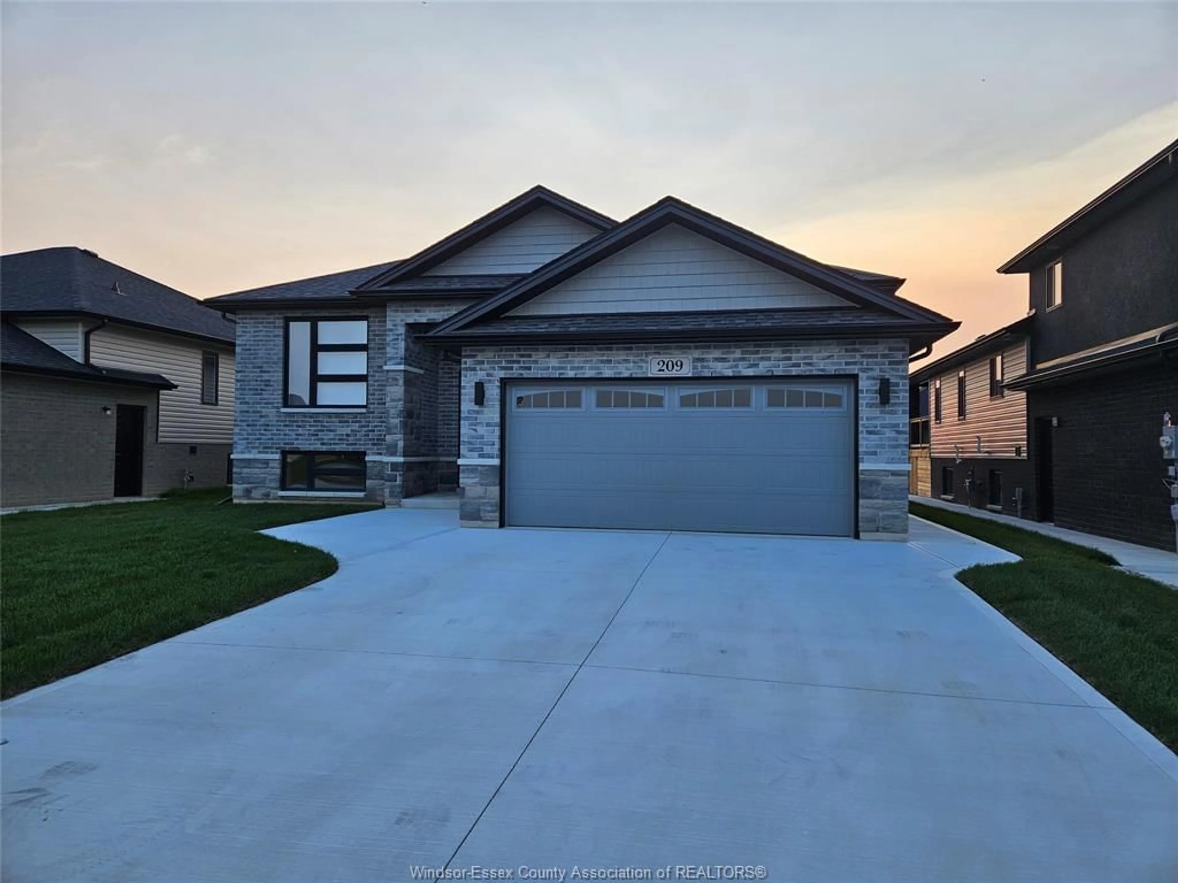 Frontside or backside of a home, the street view for 209 BARTLETT Rd, Amherstburg Ontario N9V 0G8