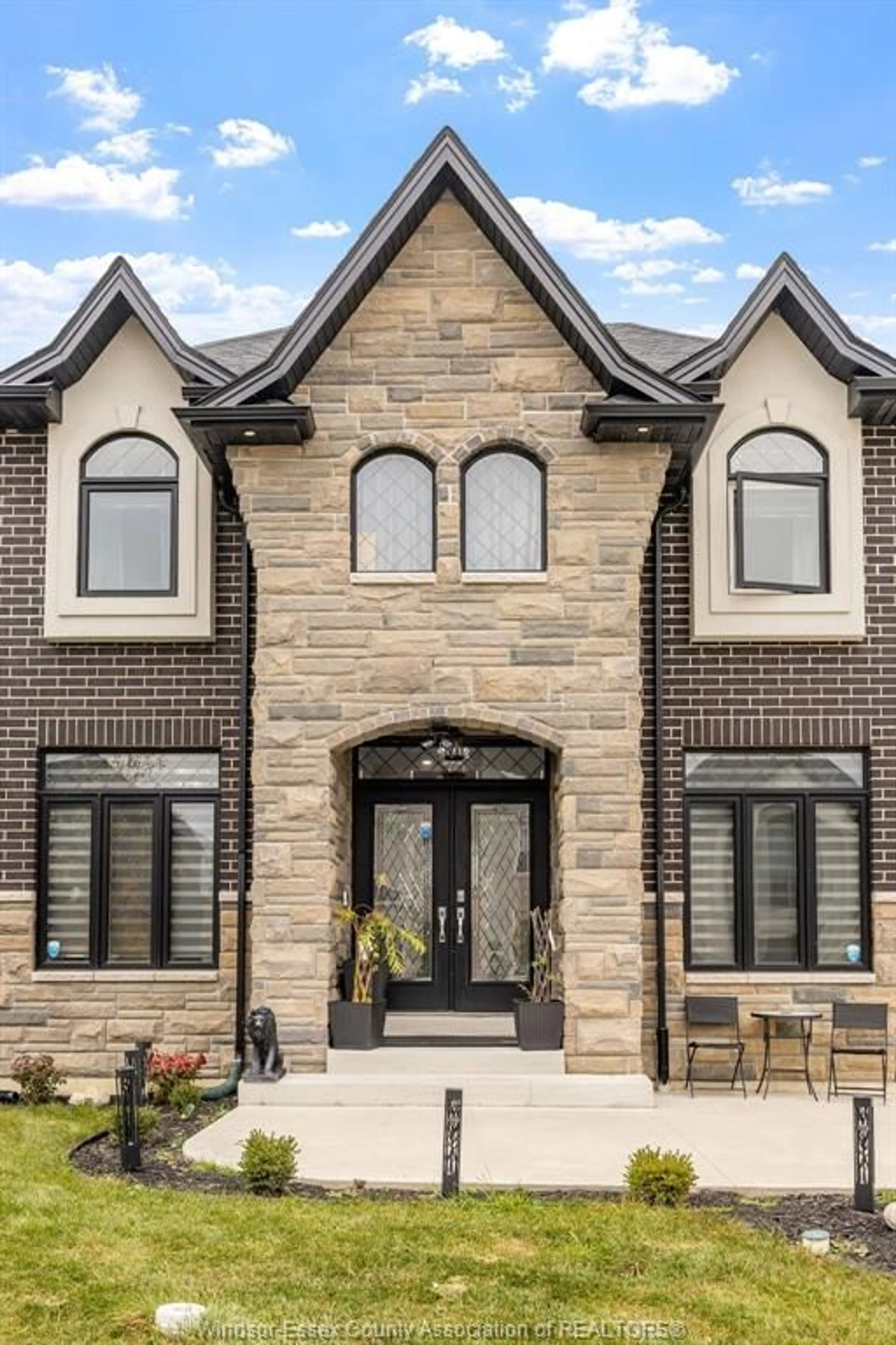 Home with brick exterior material for 924 CHATEAU, Windsor Ontario N8P 0E6