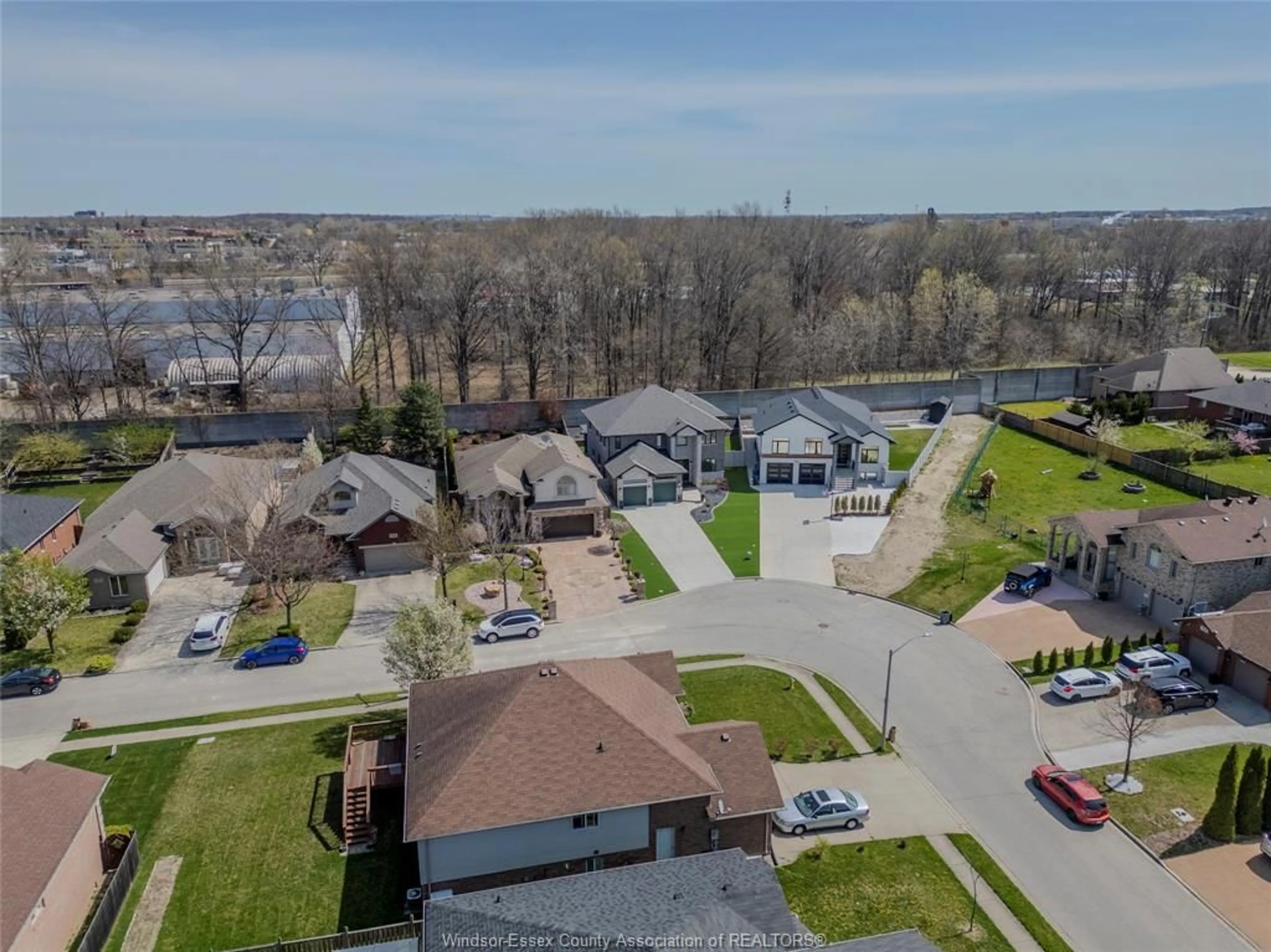 Frontside or backside of a home, the street view for 756 NEWPORT Cres, Windsor Ontario N9B 3H7