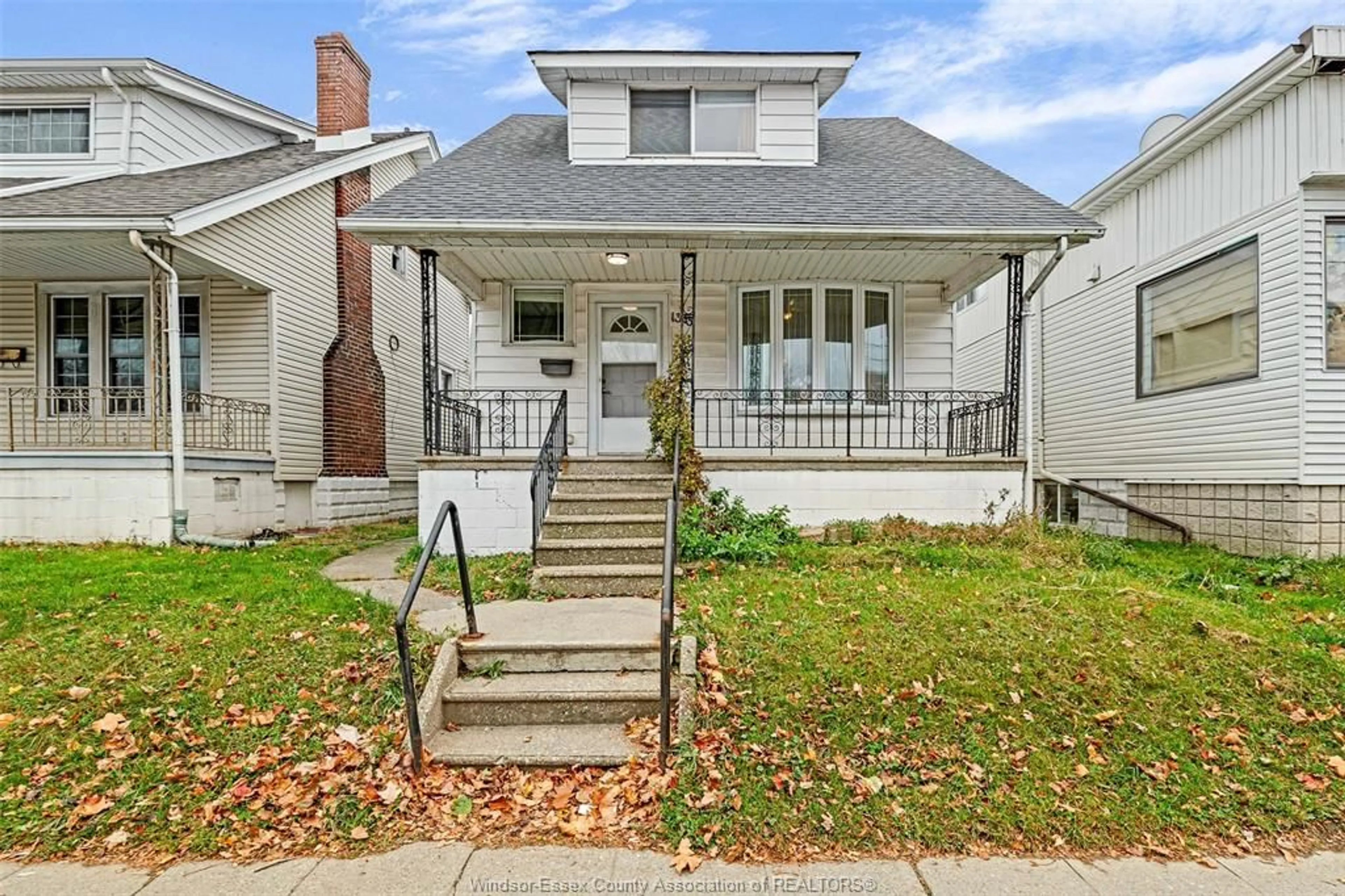 Frontside or backside of a home, the street view for 1333 WYANDOTTE STREET, Windsor Ontario N9B 1H3