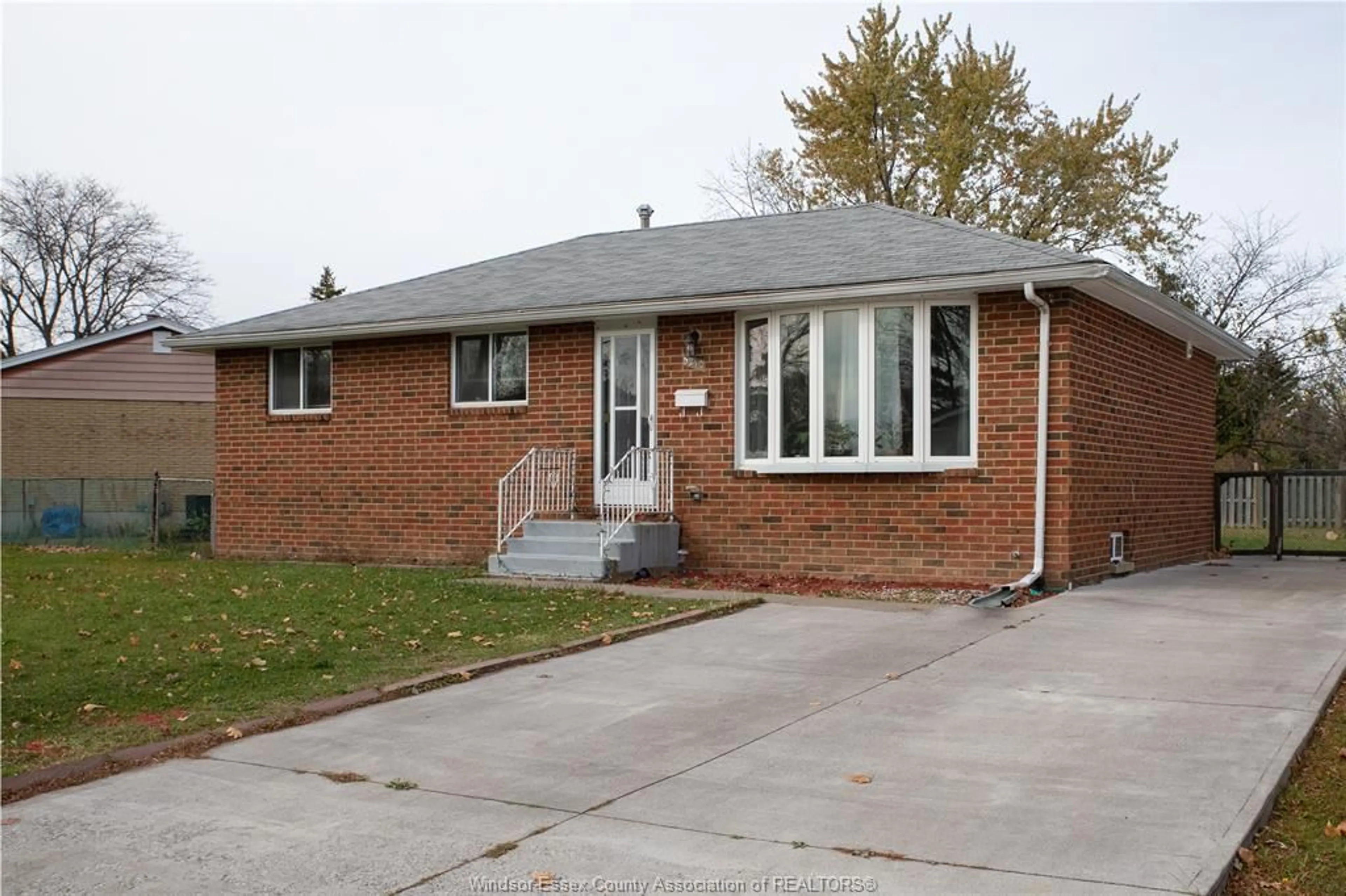 Home with brick exterior material for 5210 QUEEN ELIZABETH, Windsor Ontario N8T 1N3