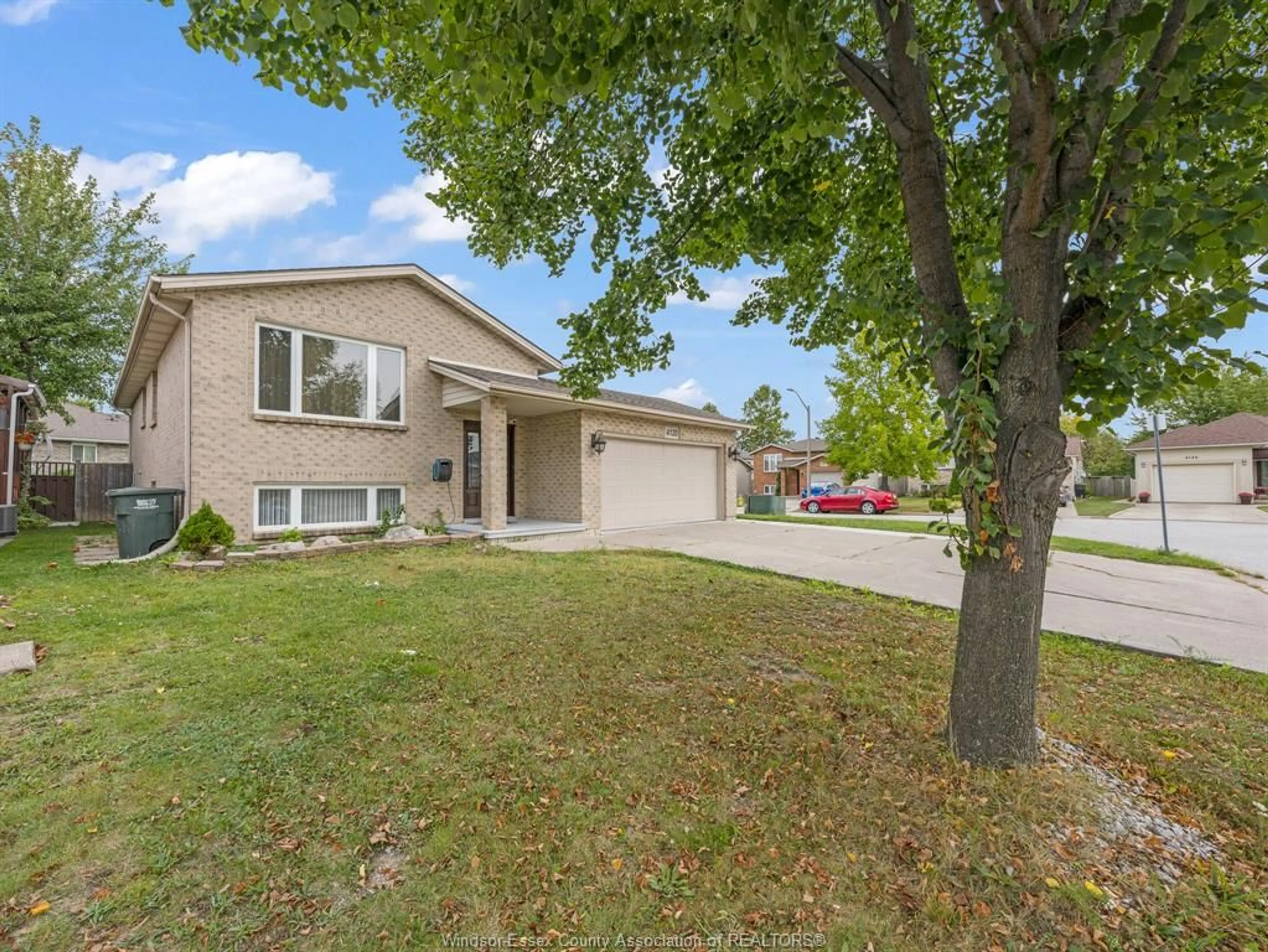 Frontside or backside of a home, the street view for 4120 ANTHONY Crt, Windsor Ontario N8W 5S9