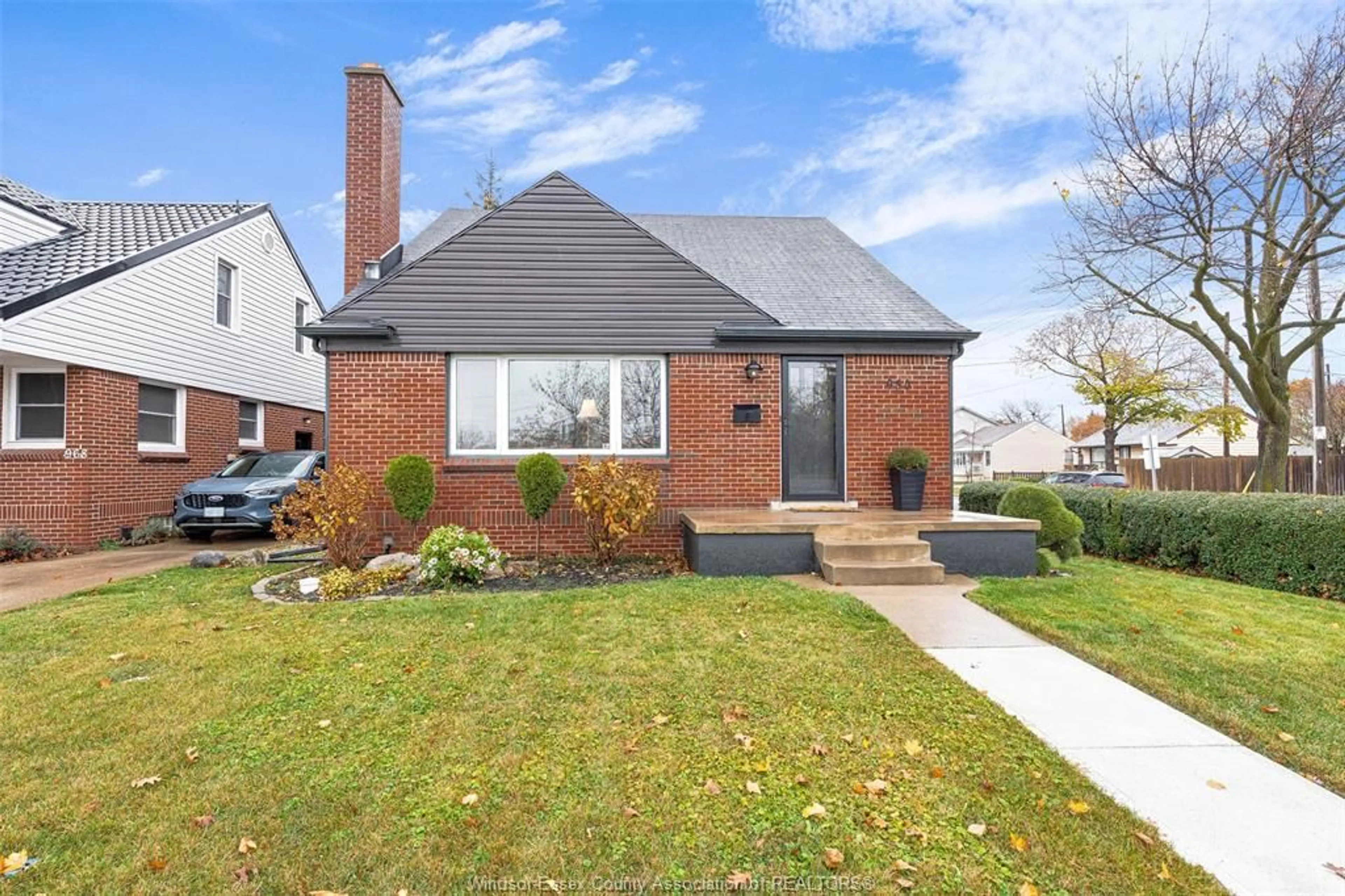 Home with brick exterior material for 980 YPRES, Windsor Ontario N8W 1R1