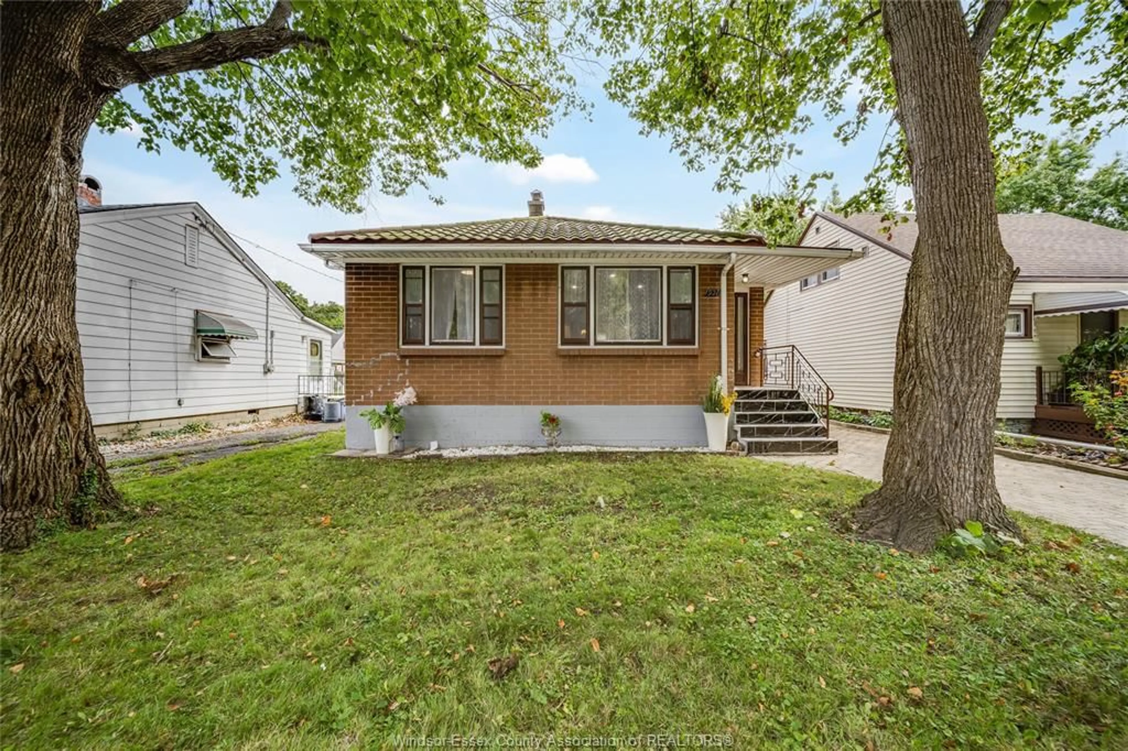 Frontside or backside of a home, cottage for 1928 CENTRAL, Windsor Ontario N8W 4H9