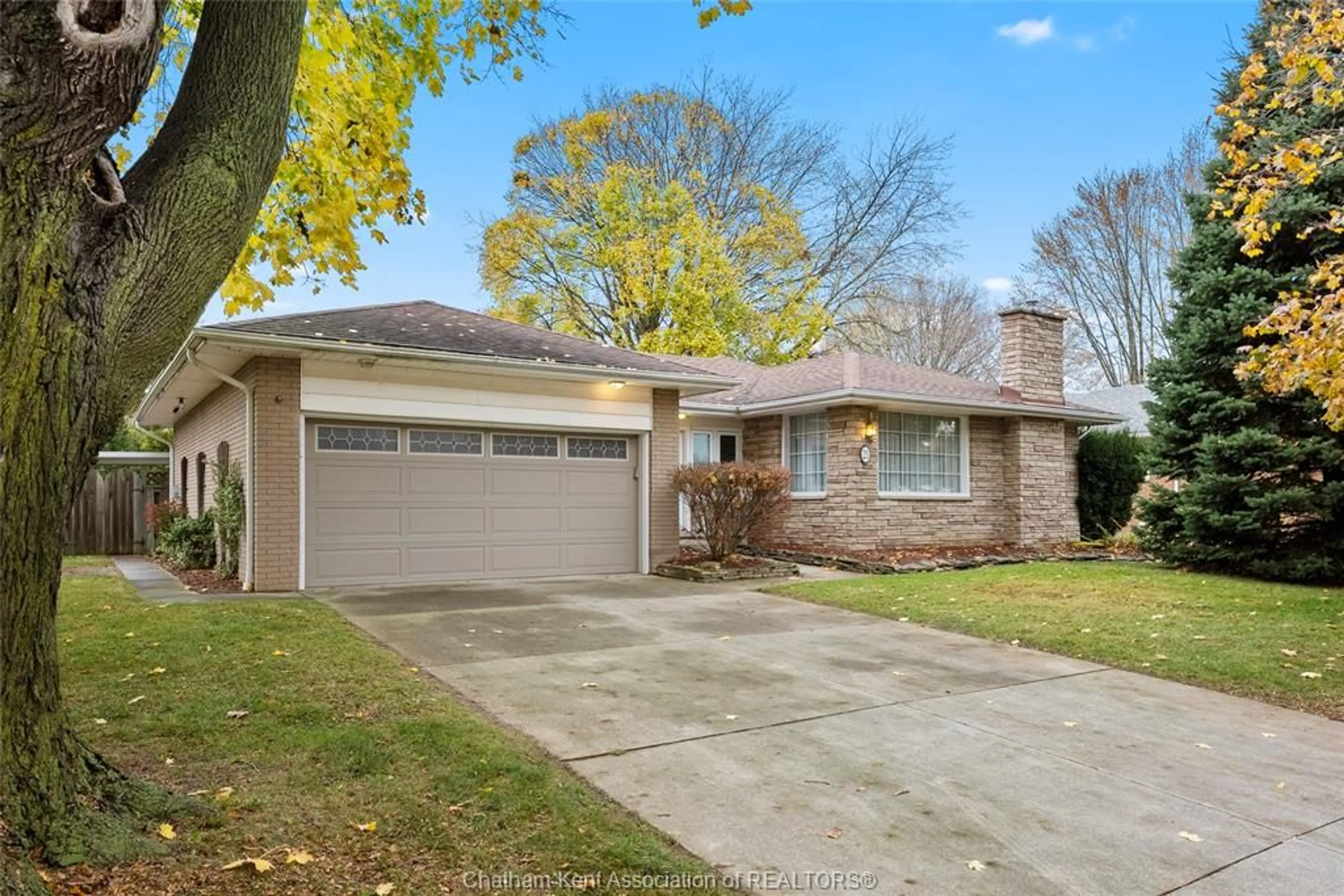 Frontside or backside of a home, the street view for 21 SENECA St, Chatham Ontario N7M 2B9