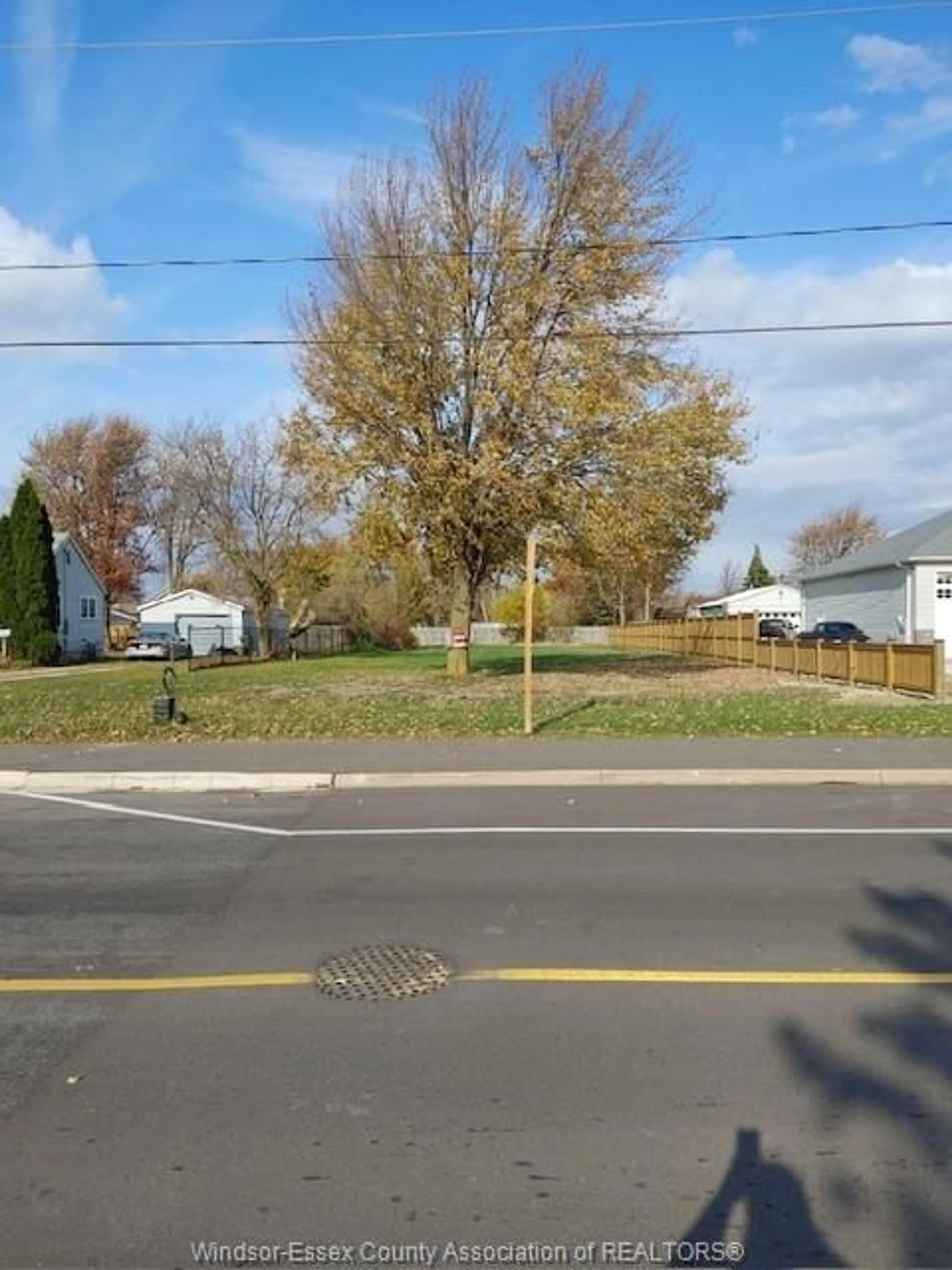 Frontside or backside of a home, the street view for 333 VICTORIA, Essex Ontario N8M 1N6