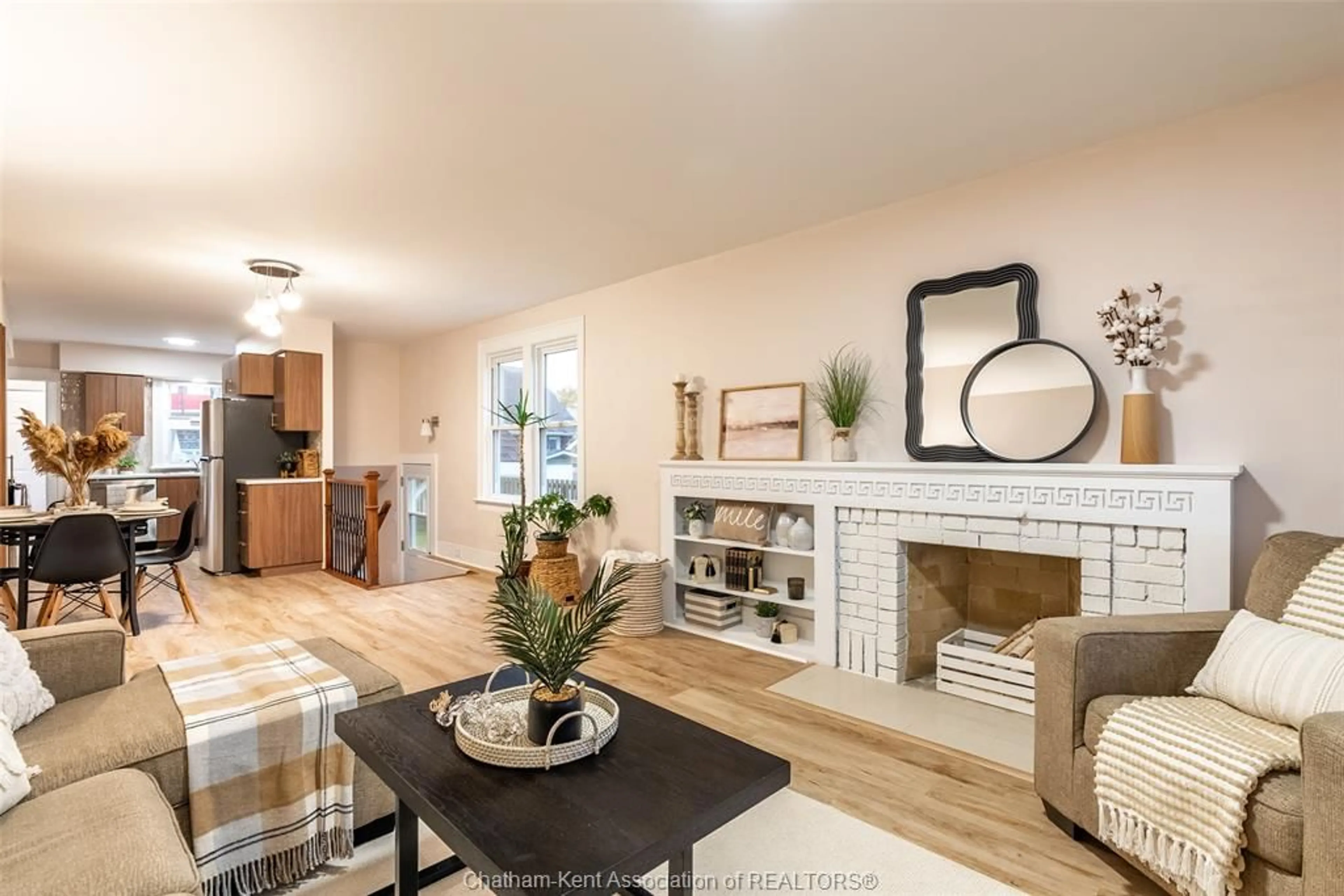 Living room, wood floors for 623 Elgin St, Wallaceburg Ontario N8A3C4