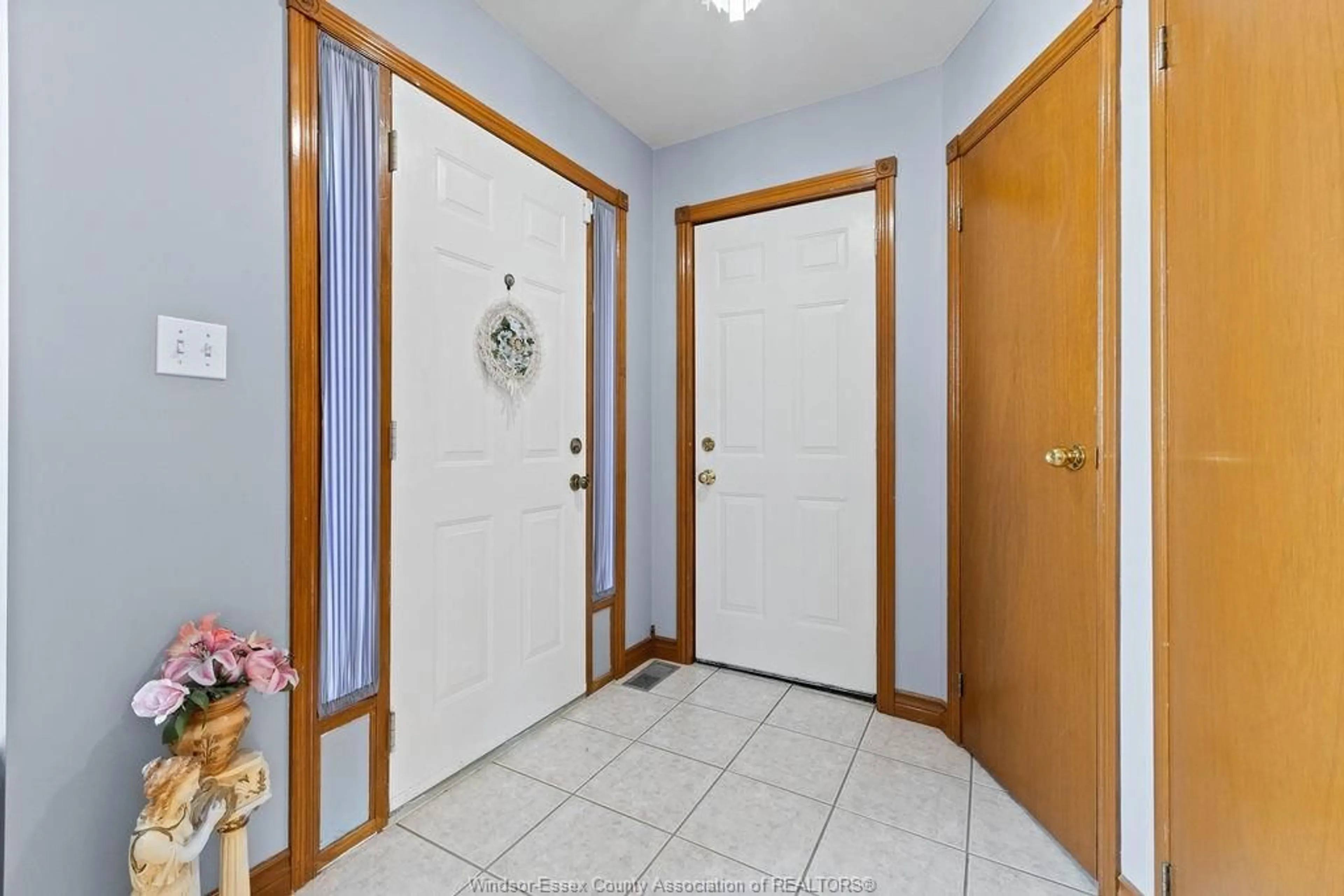 Indoor foyer, unknown floor for 12561 NORTHFIELD Way, Tecumseh Ontario N8N 4W9