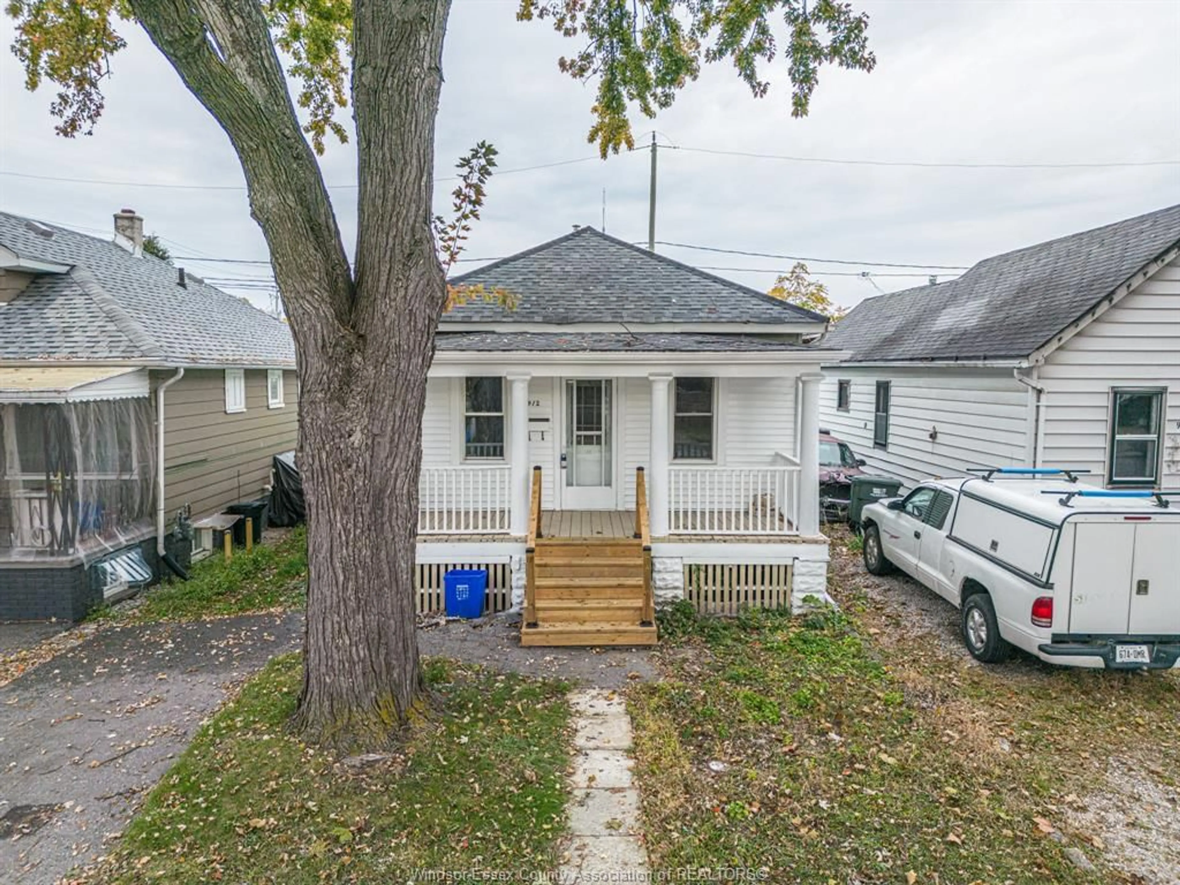 Frontside or backside of a home, the street view for 912 MCKAY Ave, Windsor Ontario N9B 2A5