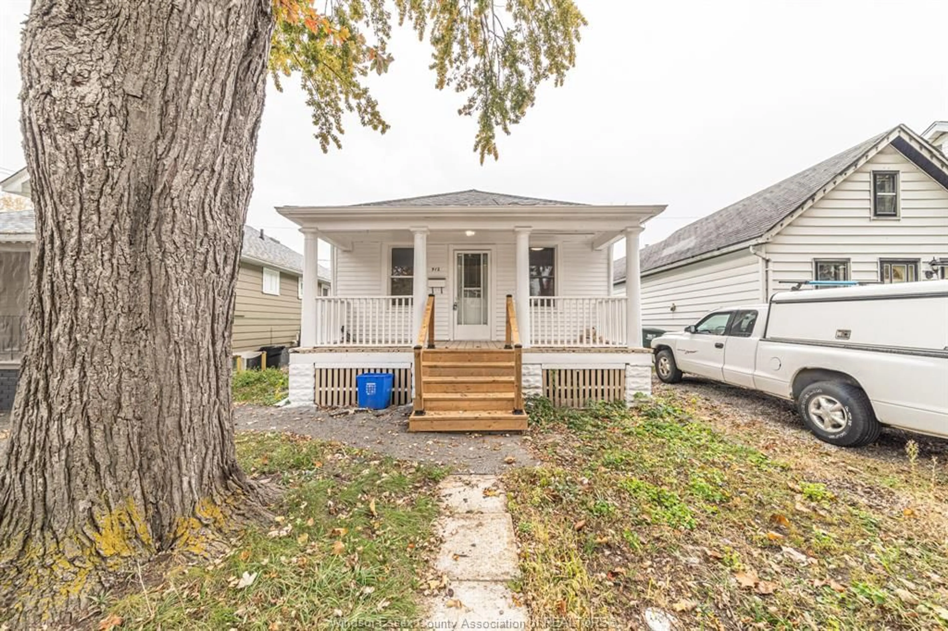 Frontside or backside of a home, the street view for 912 MCKAY Ave, Windsor Ontario N9B 2A5