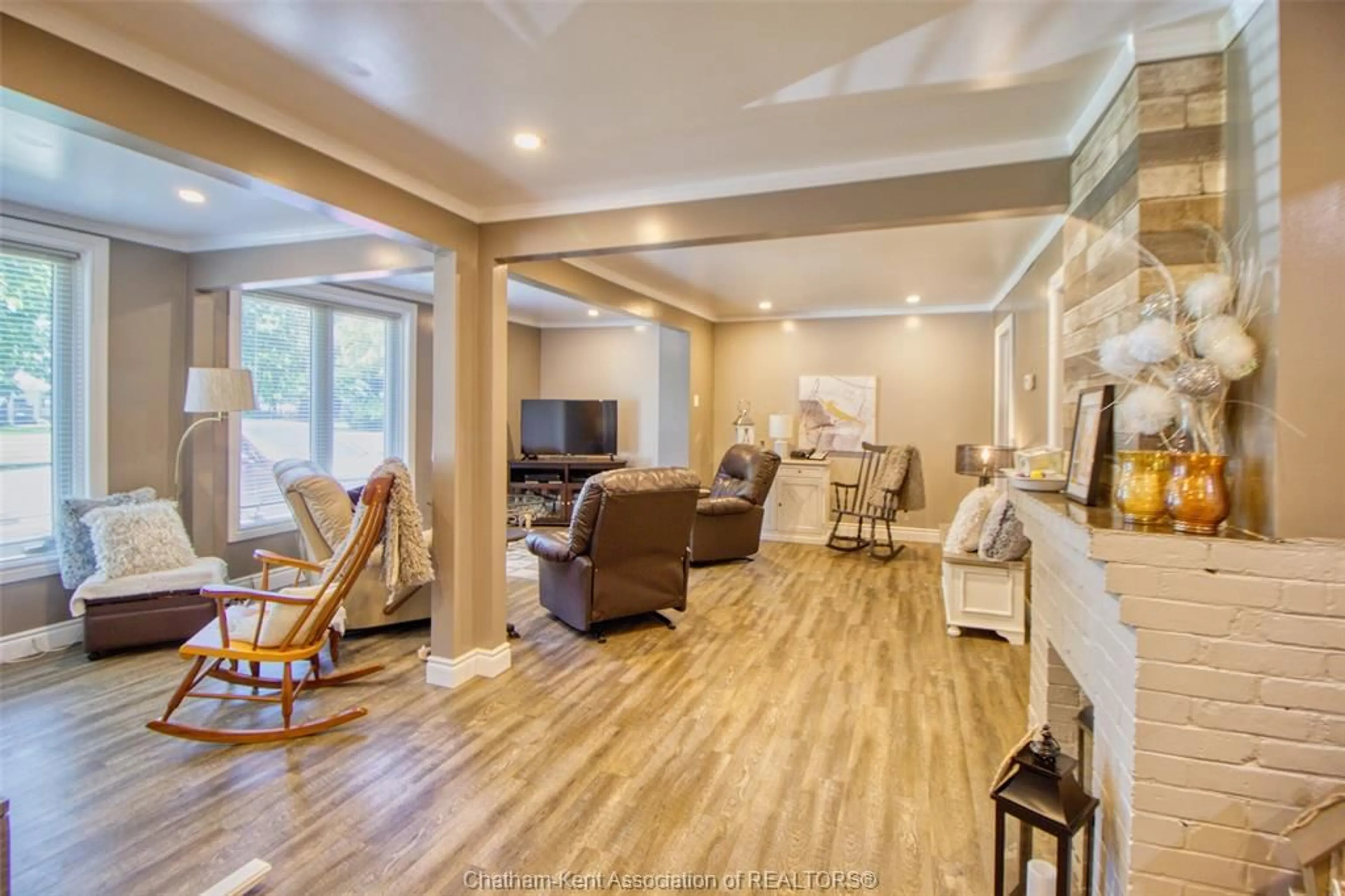 Living room with furniture, unknown for 780 TOWANDA Blvd, Erie Beach Ontario N0P 1A0