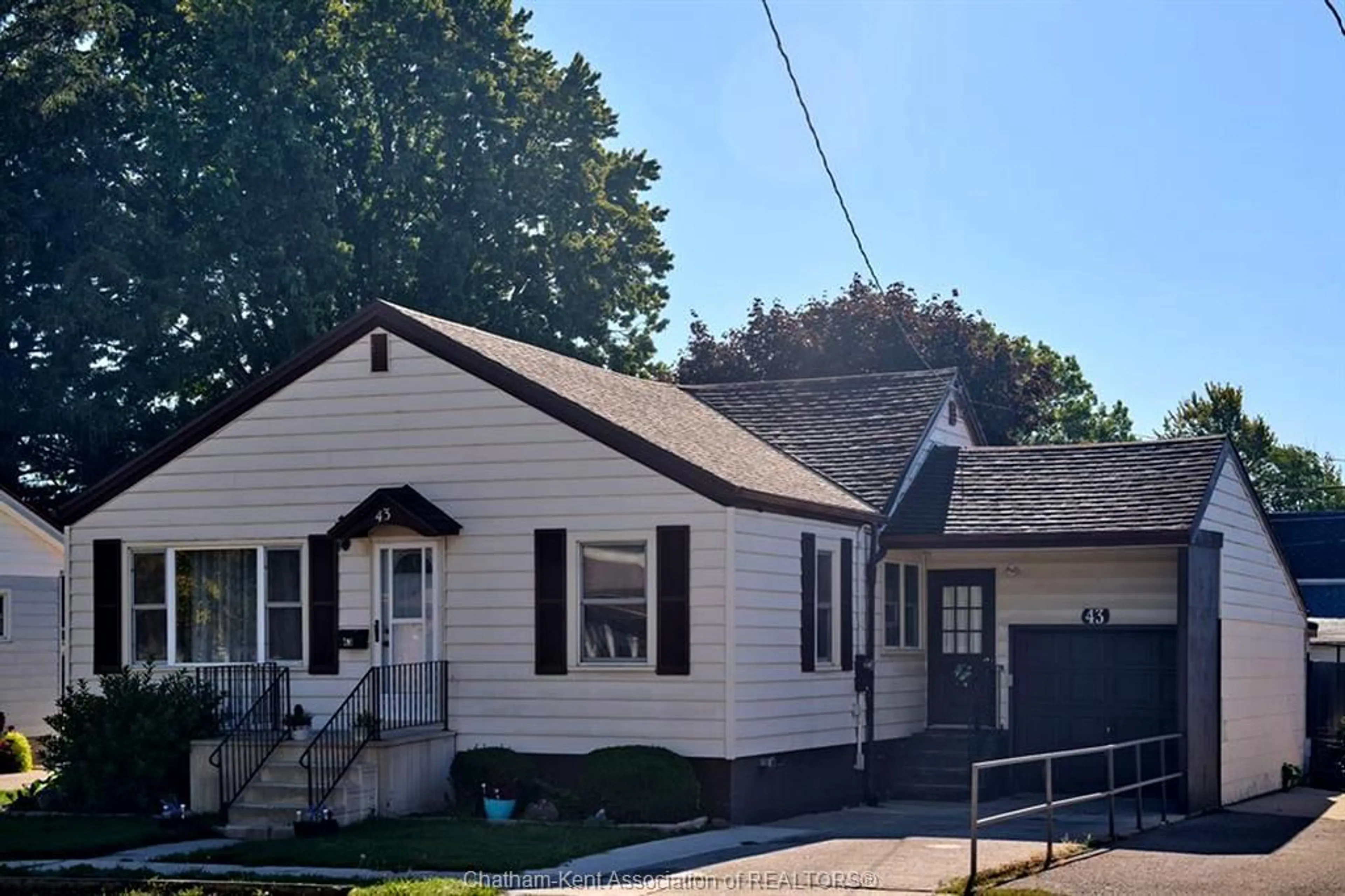 Frontside or backside of a home, cottage for 43 GILLARD St, Wallaceburg Ontario N8A1M8