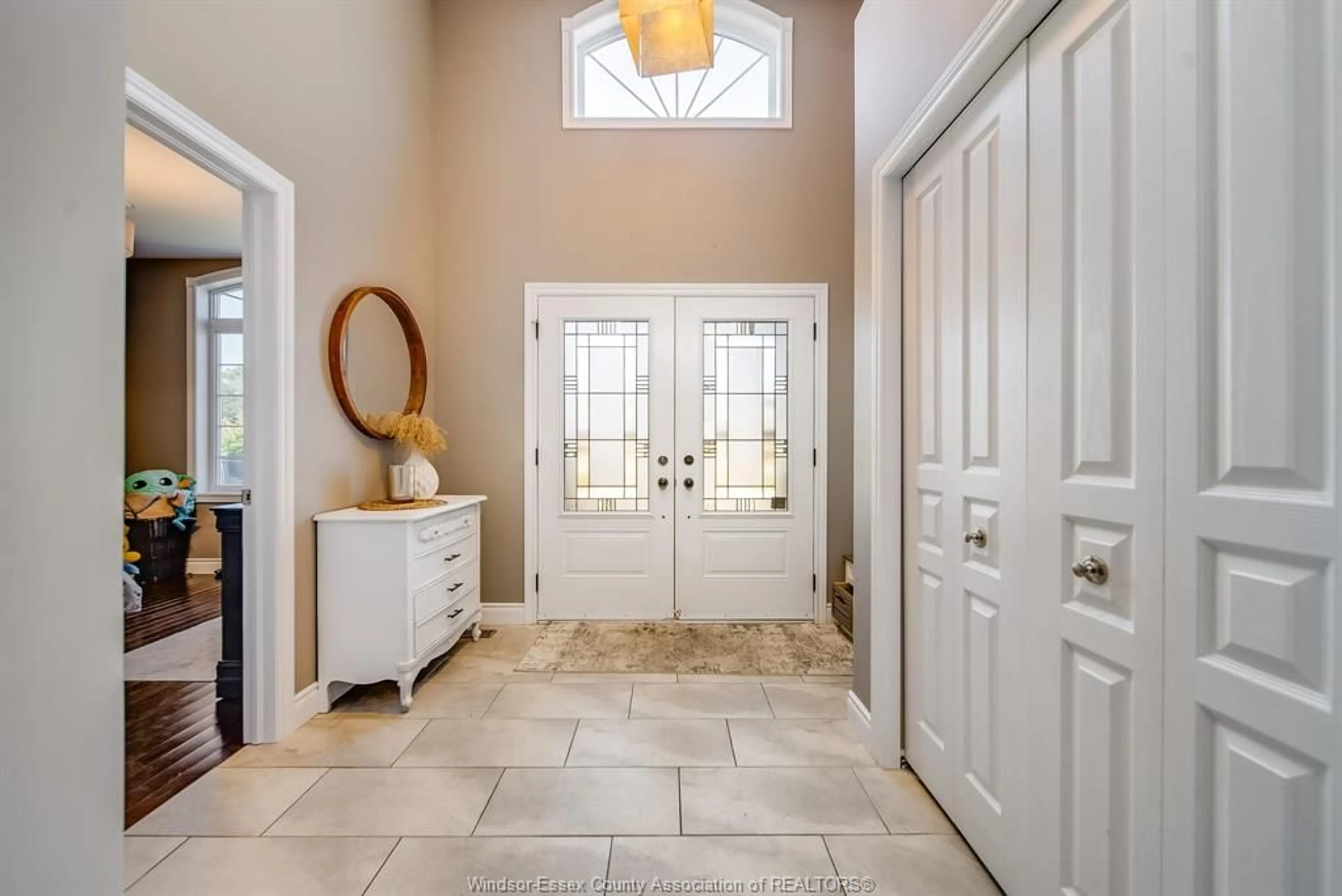 Indoor entryway, ceramic floors for 53 HILTON Crt, Amherstburg Ontario N9V 0A8