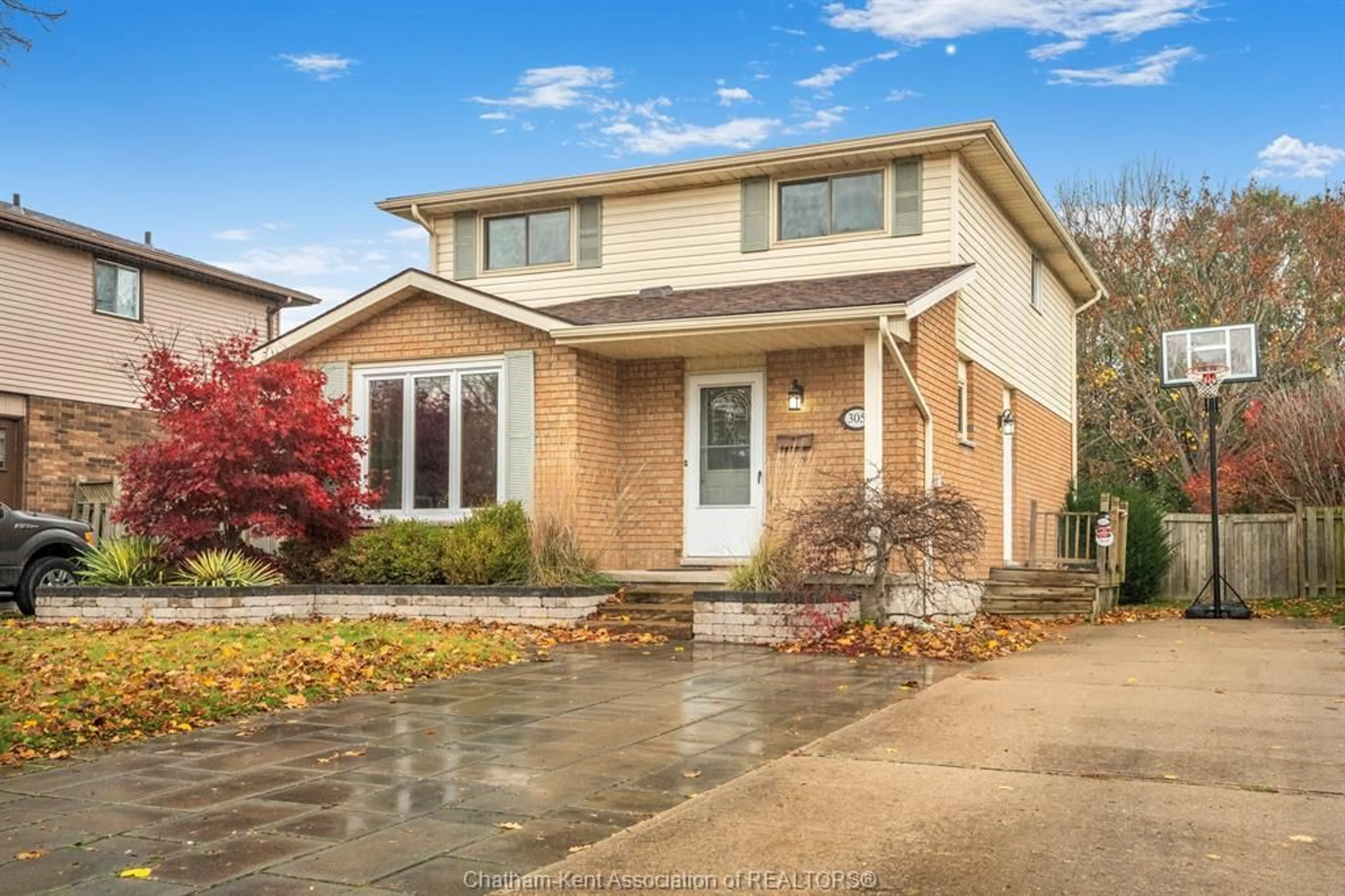 Frontside or backside of a home, cottage for 305 Mercer St, Chatham Ontario N7M6C8