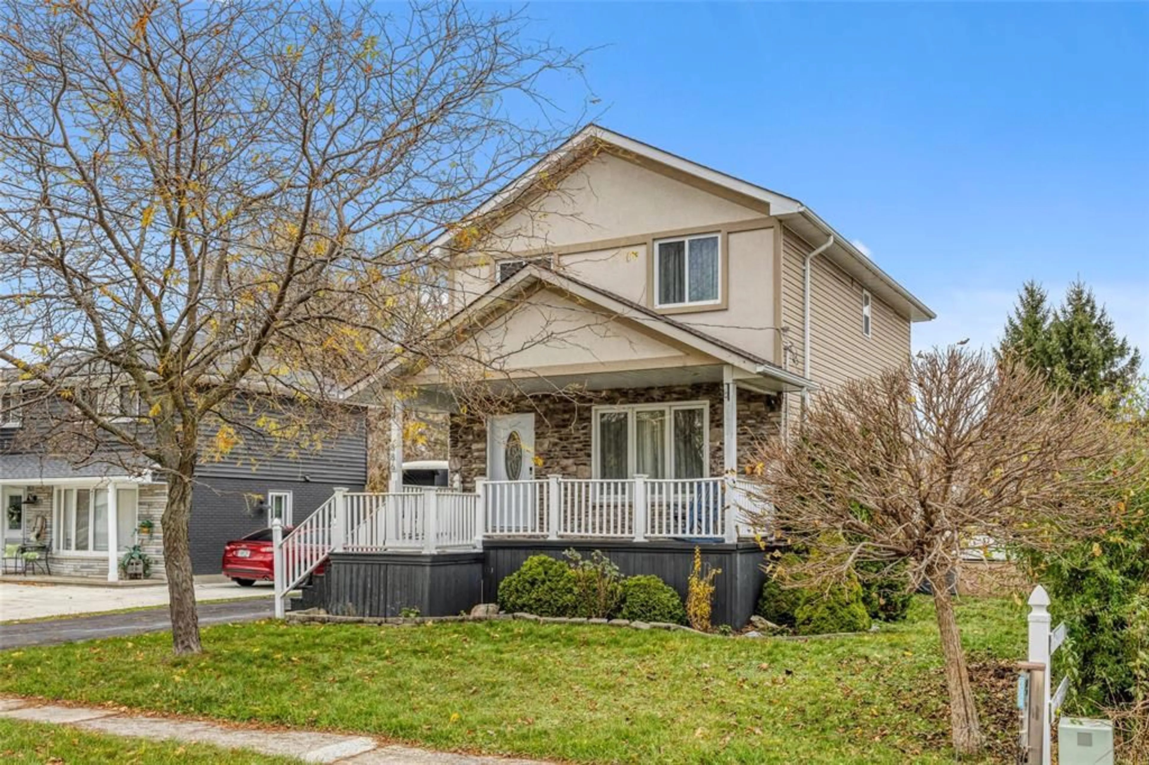 Frontside or backside of a home, cottage for 886 TALFOURD St, Sarnia Ontario N7T 1S2